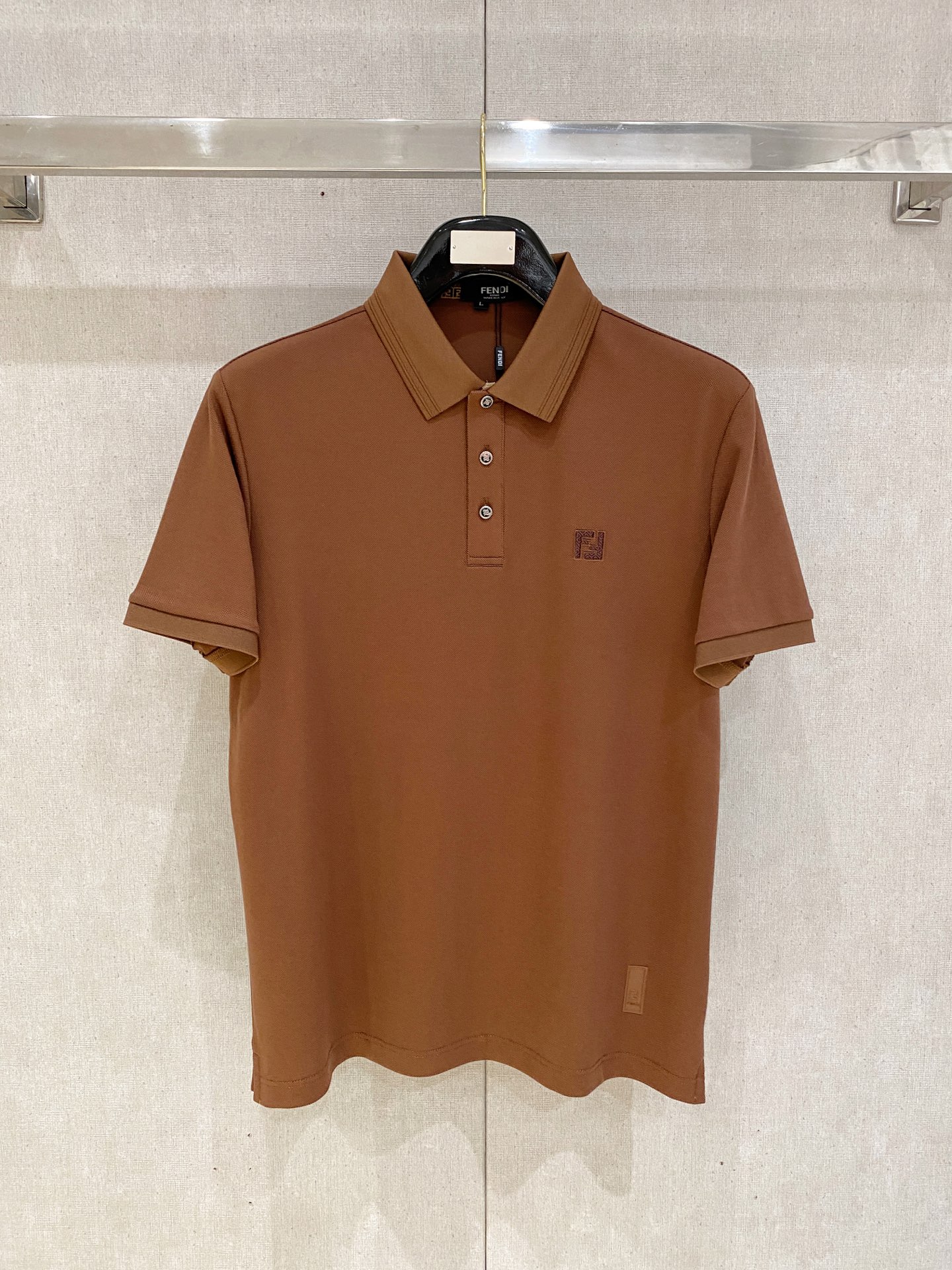 NO:760509,Fendi 2026ss summer new letter logo men's lapel Polo shirt!  Classic business men's style, the ceiling-level business men's style of high-end men's clothing!  Simple and fashionable yet elegant, it looks great when worn alone, and quality control/details control can be taken away with your eyes closed. It is low-key, luxurious and connotative!  The custom-woven mesh pique cotton fabric supplied by the customer is carefully made. The mesh texture is evenly arranged on the surface of the fabric. It has excellent breathability and heat dissipation and perspiration. The upper body comfort is completely better than ordinary single-sided jersey tissue!  The classic brand LOGO on the chest is made with top-notch craftsmanship. The LOGO is three-dimensional, clear and full, and has extraordinary texture. Whether it is worn as an inner layer or worn alone, it is a classic product!  The exquisite tailoring process, every detail is handled very standard and delicately, which cannot be compared with other low-end products on the market. It is a must-have basic and versatile Polo shirt for men!  Available in multiple colors, sizes M-4xl, fendi,19860909芬迪 2026ss夏季新款字母logo男士翻领Polo衫！经典商务男款,高端男装的天花板级别的商务男款！简约时尚大气不失优雅,单穿内搭体面过人,品质控/细节控的闭眼带走,低调又奢华有内涵！ 客供定织网眼珠地棉布精心制成,面料表面排列均匀整齐的网眼纹理,透气性和散热排汗性极佳,上身舒适程度完全优于普通单面汗布组织！胸前经典的品牌LOGO标识,采用顶级工艺打造,LOGO立体清晰饱满,质感非凡的特质,无论是内搭还是单穿都是一款经典领域的产品！精妙绝伦的裁剪工艺,每一个细节处理的非常标准细腻,非市面一般LOW货可以媲美的,男士必入基础百搭款Polo衫推荐！ 颜色多颜色 尺码M-4xl,,fendi,,Men's clothing