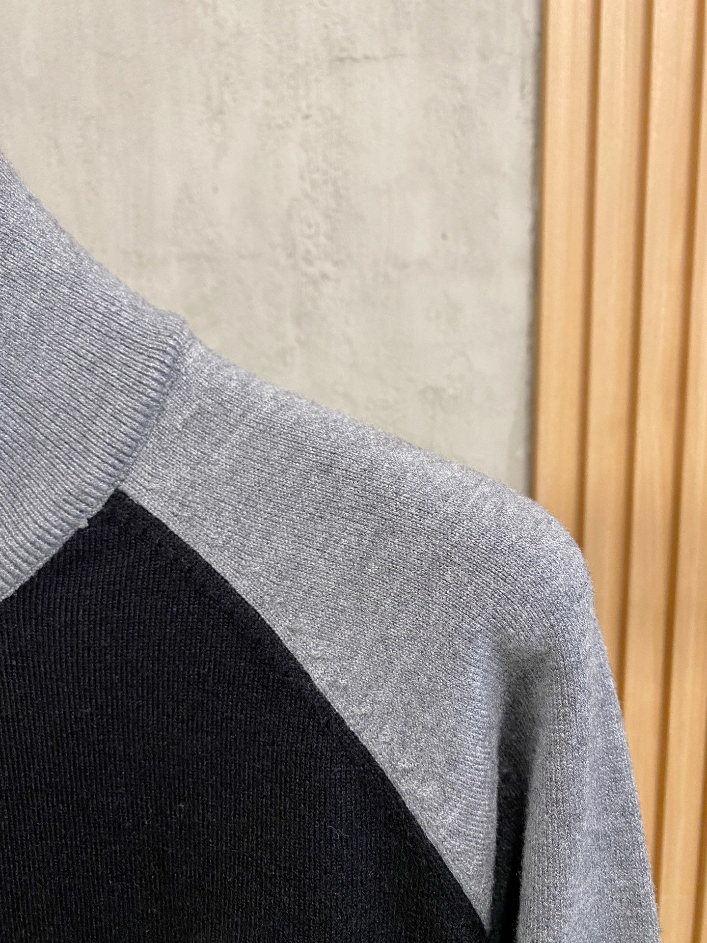 蒙口 2025新品羊毛衣外套 具有手感细腻柔软，可直接与肌肤接触，让暖心的纱线变化出细腻的质感，顶级工艺