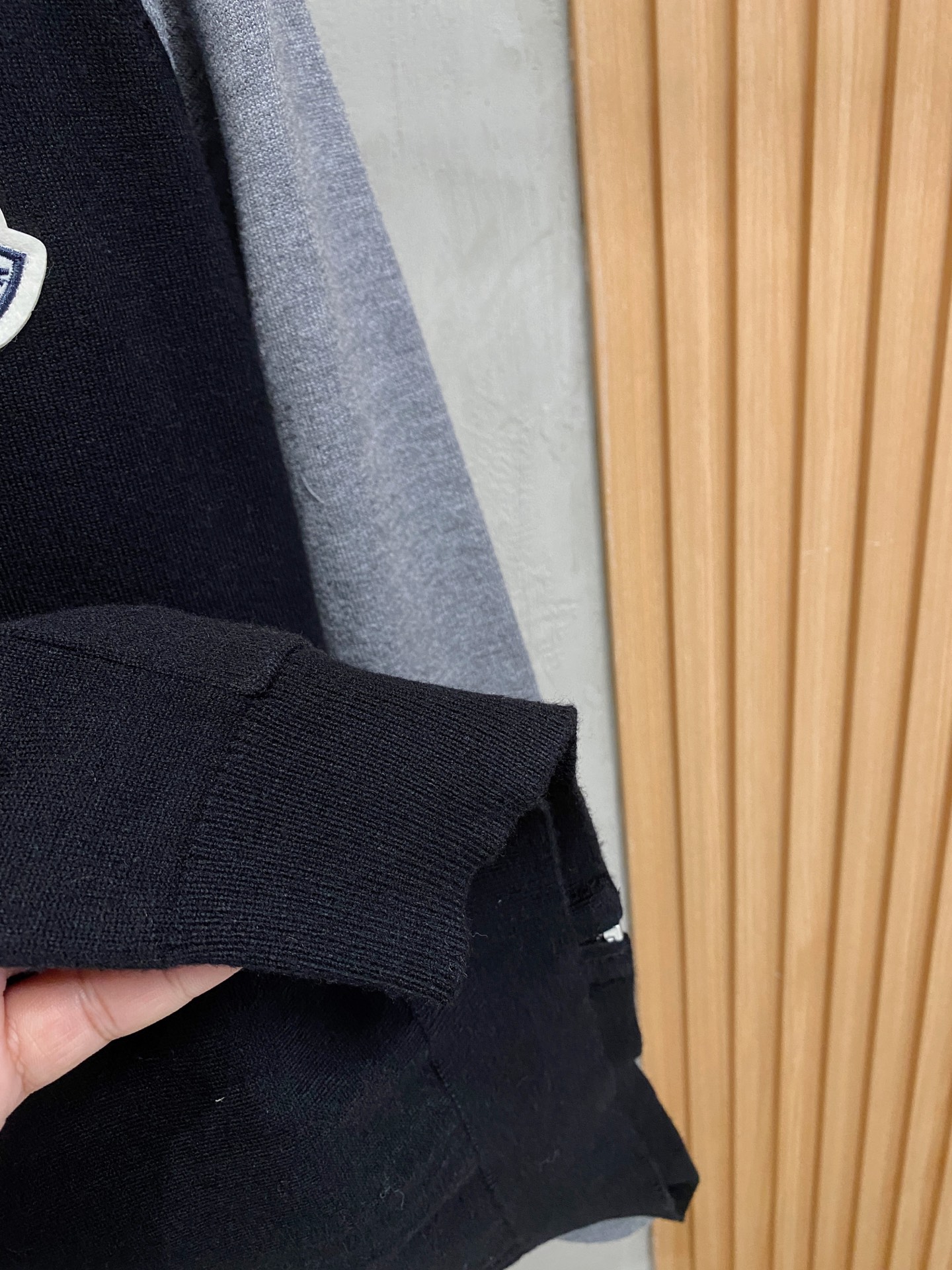 蒙口 2025新品羊毛衣外套 具有手感细腻柔软，可直接与肌肤接触，让暖心的纱线变化出细腻的质感，顶级工艺