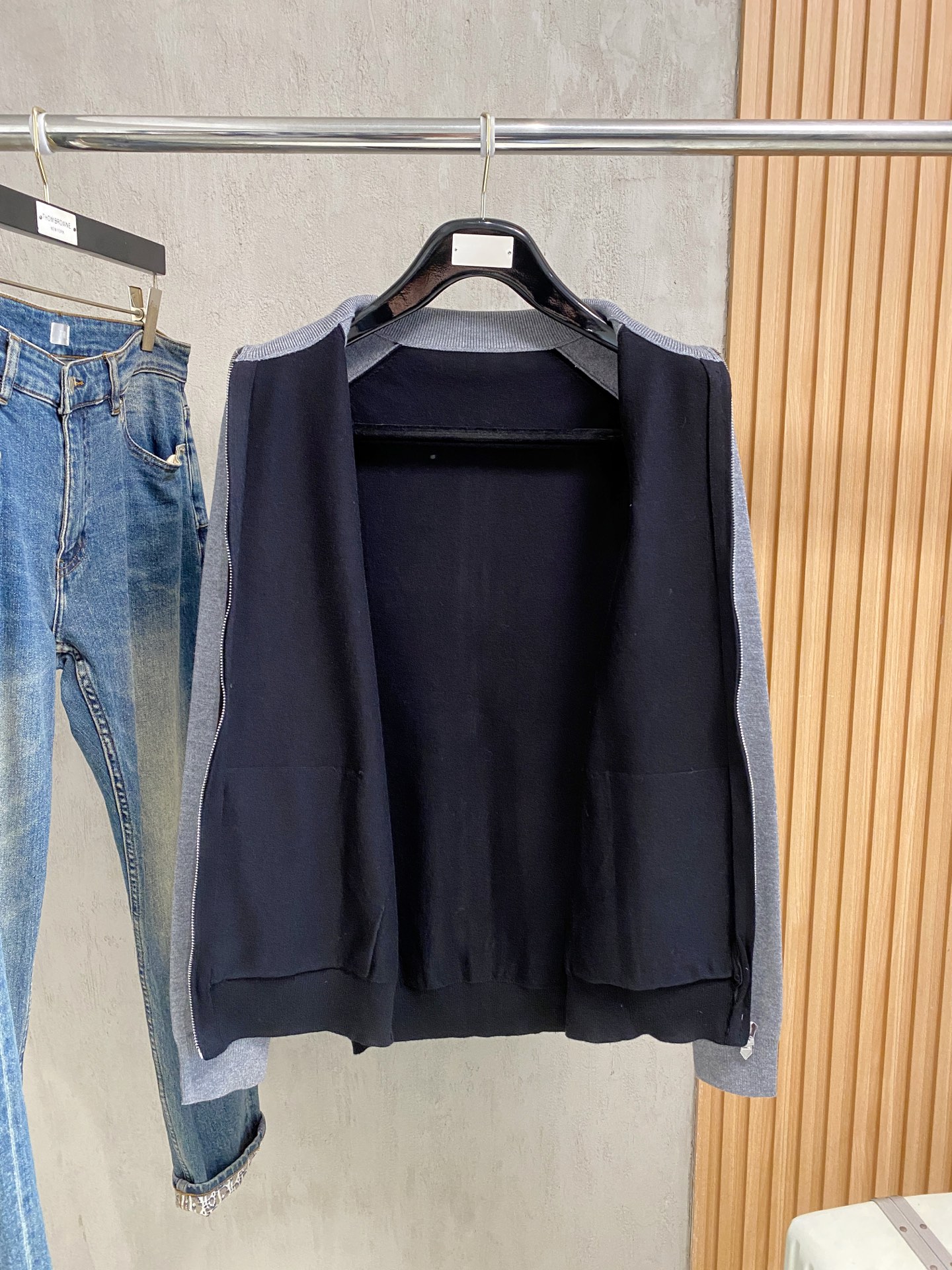 蒙口 2025新品羊毛衣外套 具有手感细腻柔软，可直接与肌肤接触，让暖心的纱线变化出细腻的质感，顶级工艺