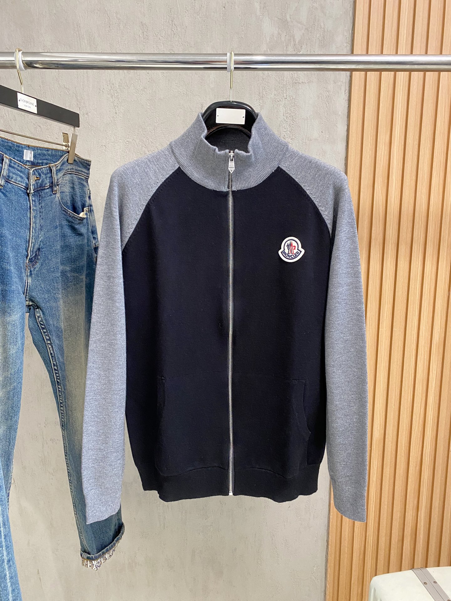 蒙口 2025新品羊毛衣外套 具有手感细腻柔软，可直接与肌肤接触，让暖心的纱线变化出细腻的质感，顶级工艺