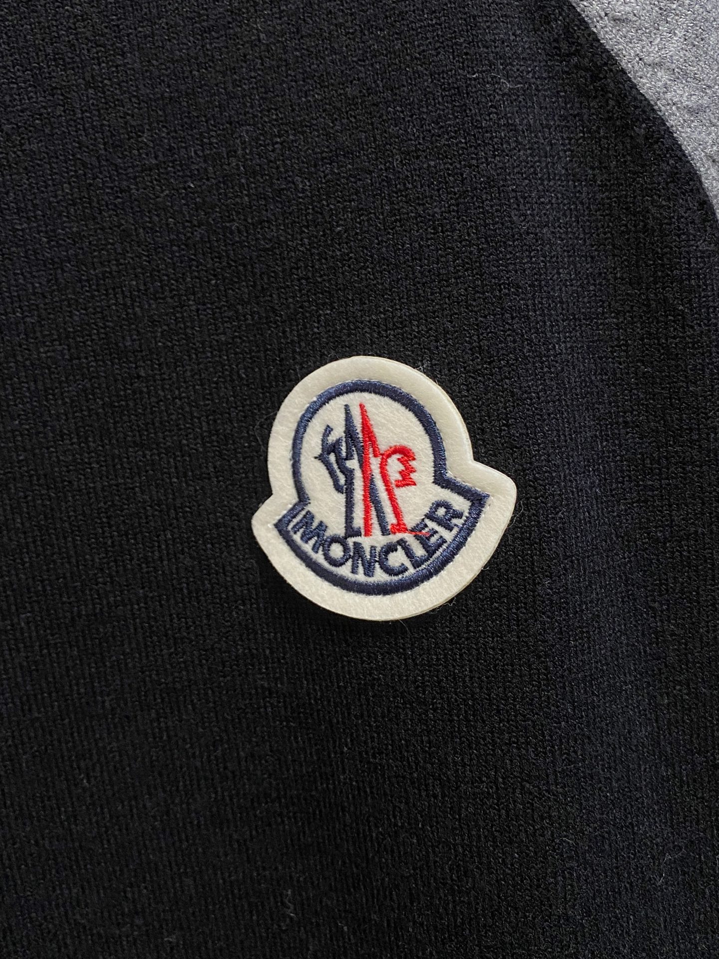 蒙口 2025新品羊毛衣外套 具有手感细腻柔软，可直接与肌肤接触，让暖心的纱线变化出细腻的质感，顶级工艺