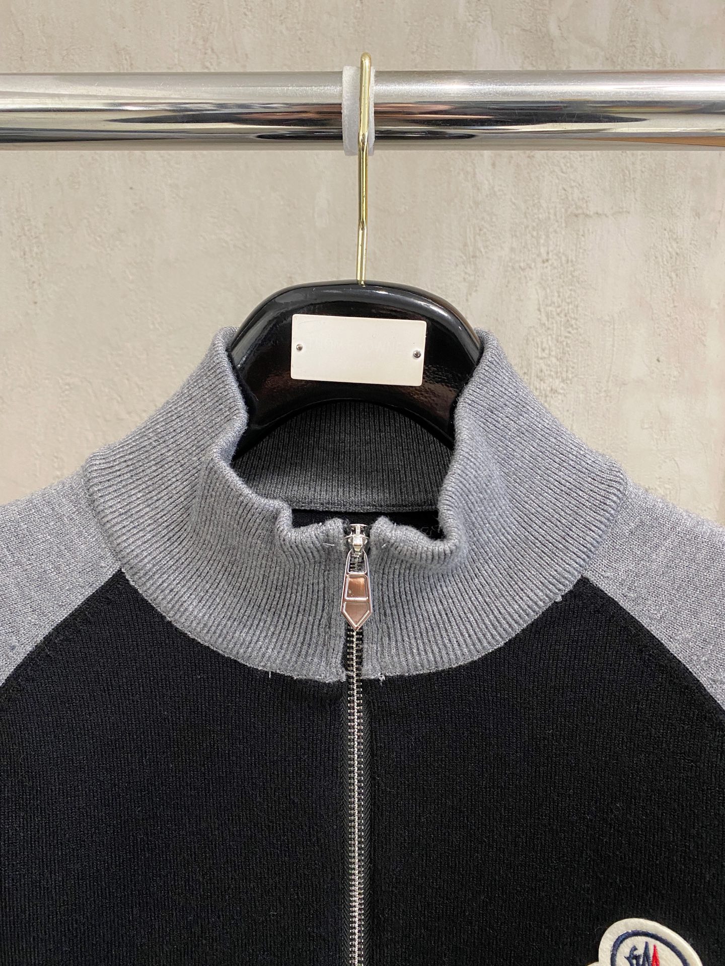 蒙口 2025新品羊毛衣外套 具有手感细腻柔软，可直接与肌肤接触，让暖心的纱线变化出细腻的质感，顶级工艺