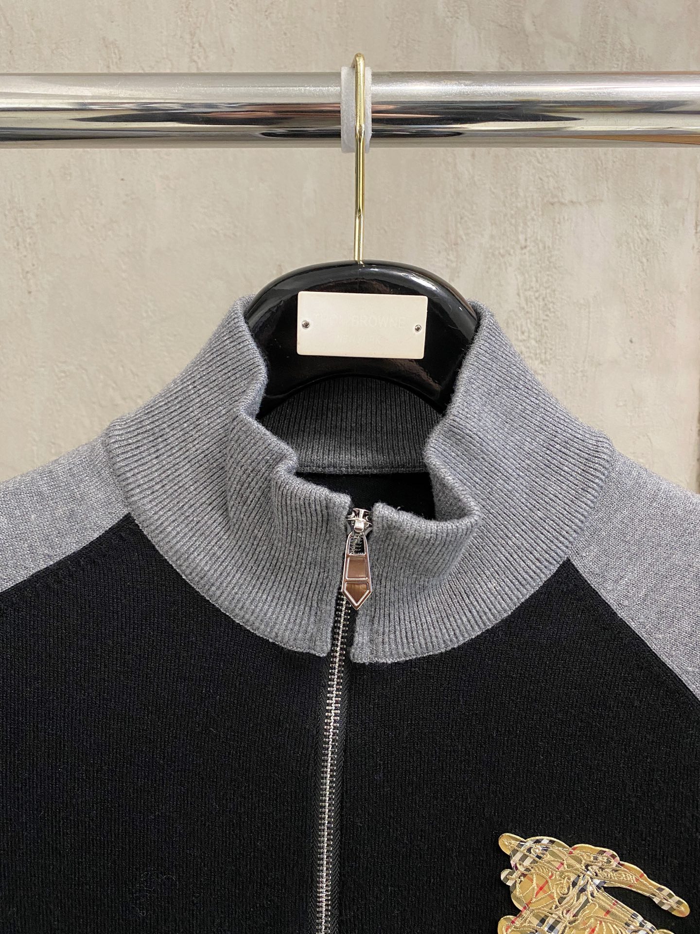 巴宝莉 2025新品羊毛衣外套 具有手感细腻柔软，可直接与肌肤接触，让暖心的纱线变化出细腻的质感，顶级工