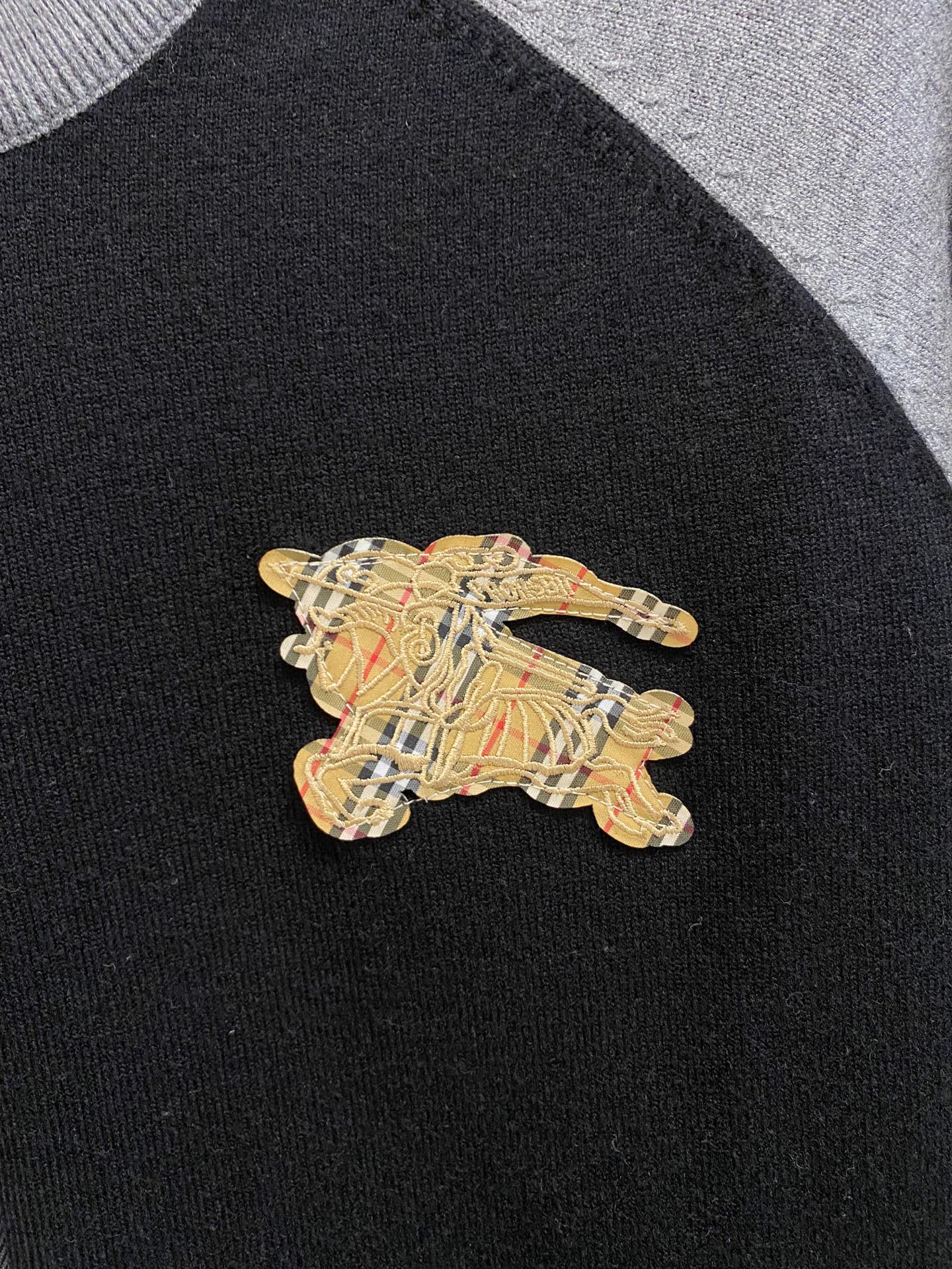 巴宝莉 2025新品羊毛衣外套 具有手感细腻柔软，可直接与肌肤接触，让暖心的纱线变化出细腻的质感，顶级工