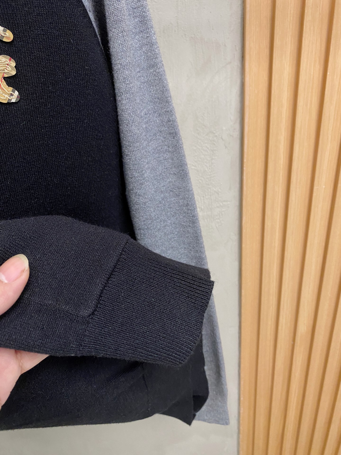 巴宝莉 2025新品羊毛衣外套 具有手感细腻柔软，可直接与肌肤接触，让暖心的纱线变化出细腻的质感，顶级工