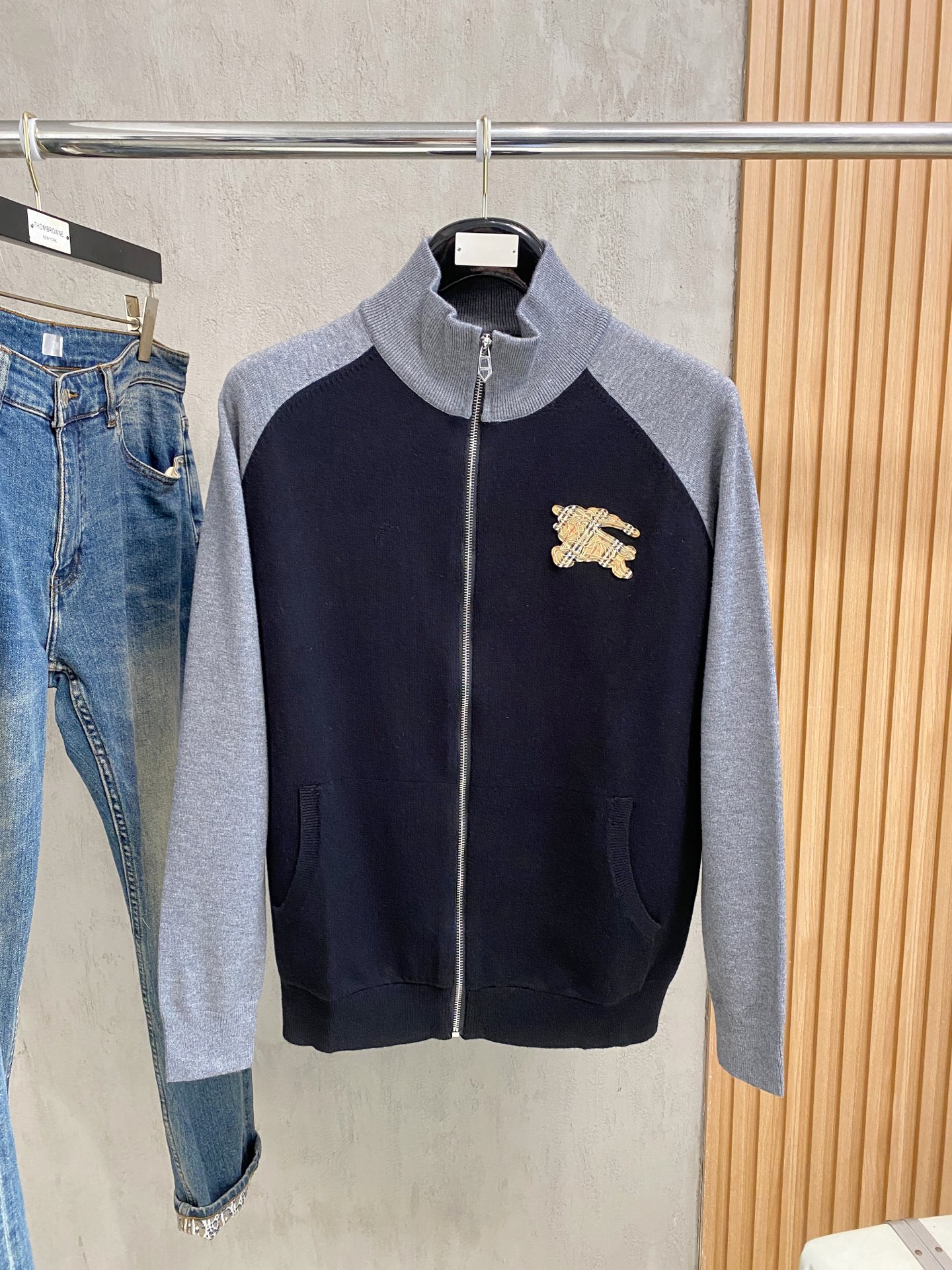 巴宝莉 2025新品羊毛衣外套 具有手感细腻柔软，可直接与肌肤接触，让暖心的纱线变化出细腻的质感，顶级工