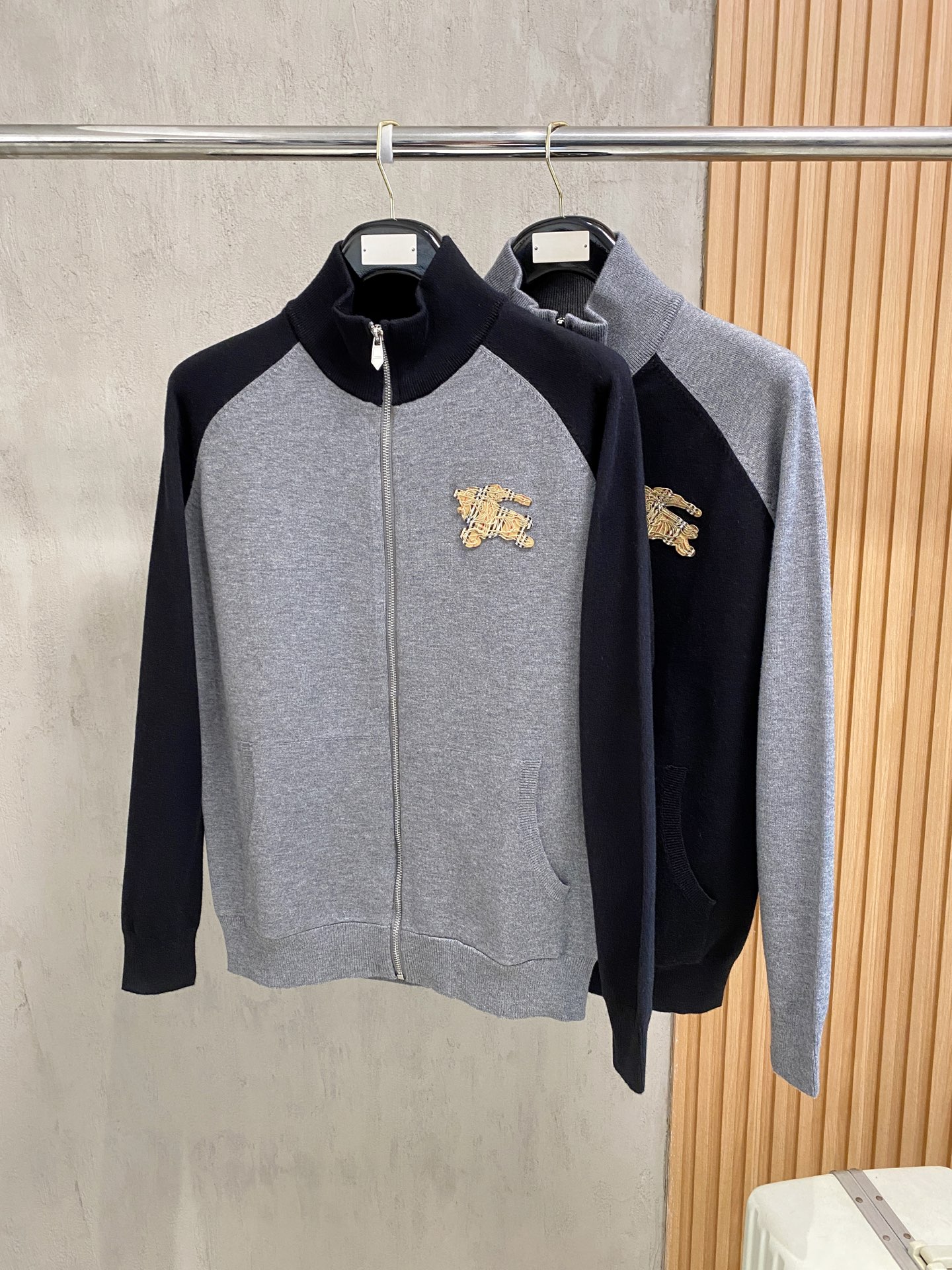 巴宝莉 2025新品羊毛衣外套 具有手感细腻柔软，可直接与肌肤接触，让暖心的纱线变化出细腻的质感，顶级工