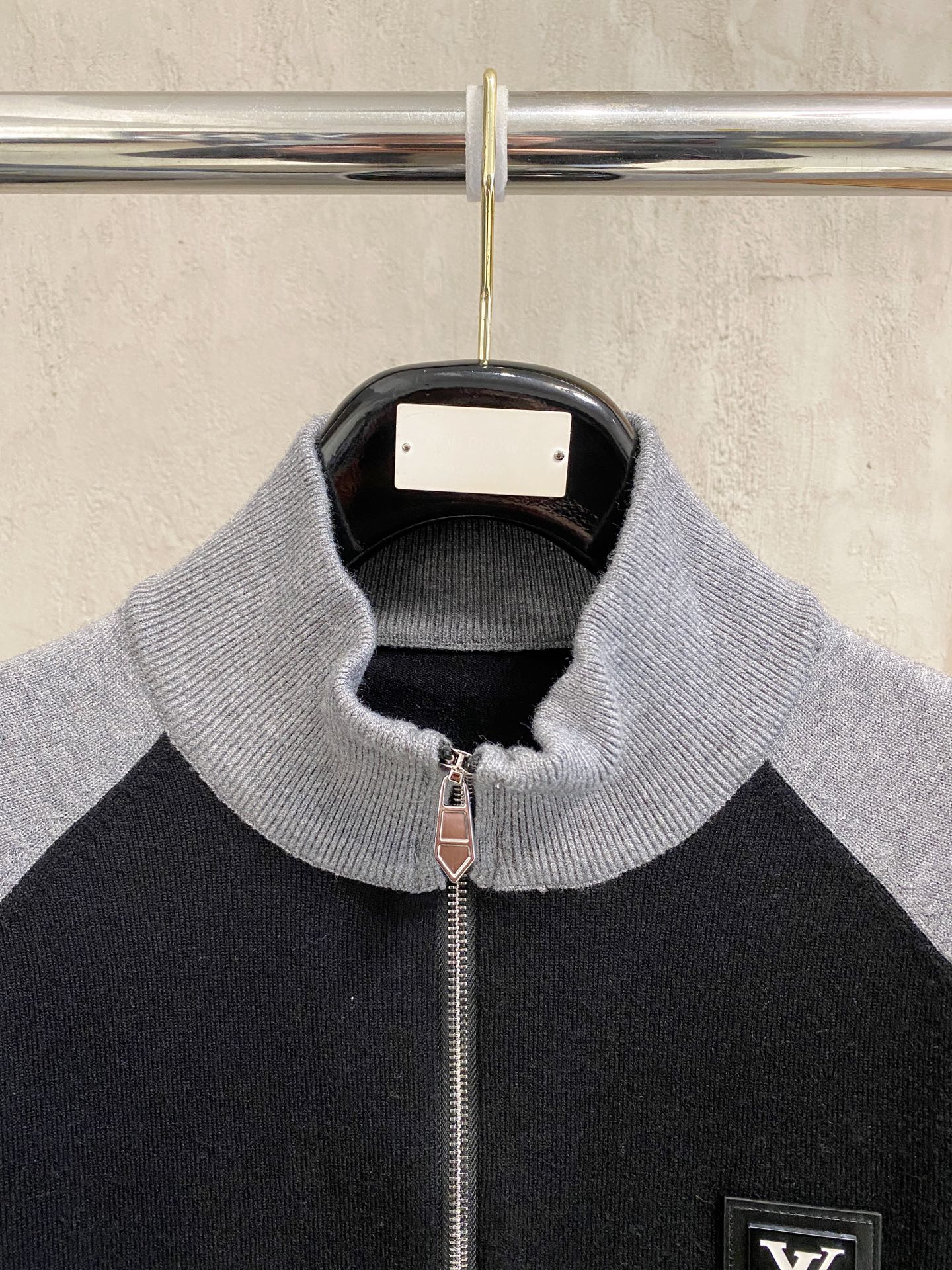 Lv 2025新品羊毛衣外套 具有手感细腻柔软，可直接与肌肤接触，让暖心的纱线变化出细腻的质感，顶级工艺