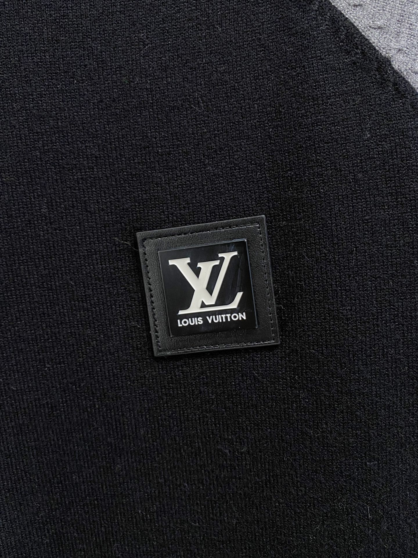 Lv 2025新品羊毛衣外套 具有手感细腻柔软，可直接与肌肤接触，让暖心的纱线变化出细腻的质感，顶级工艺