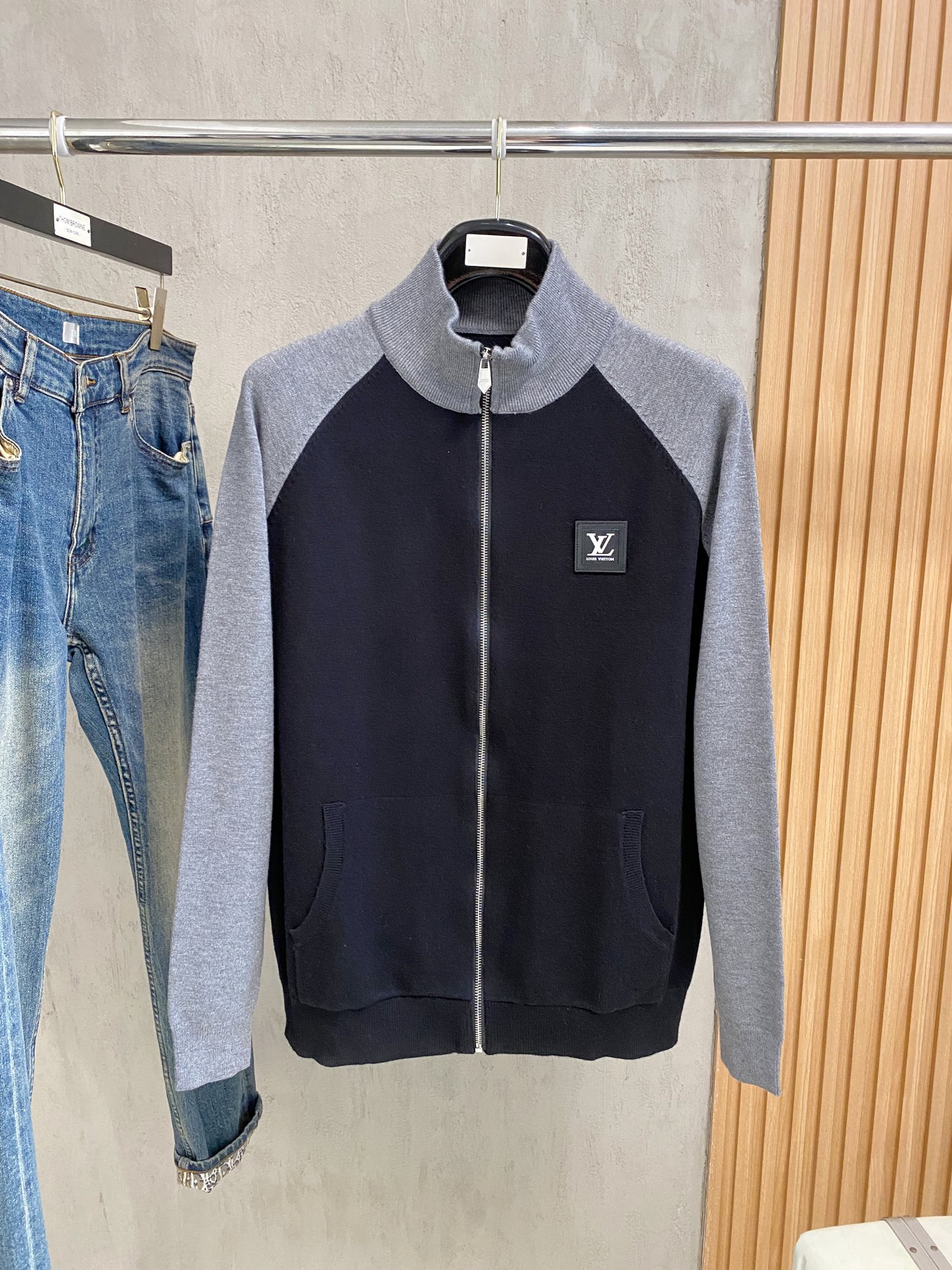 Lv 2025新品羊毛衣外套 具有手感细腻柔软，可直接与肌肤接触，让暖心的纱线变化出细腻的质感，顶级工艺