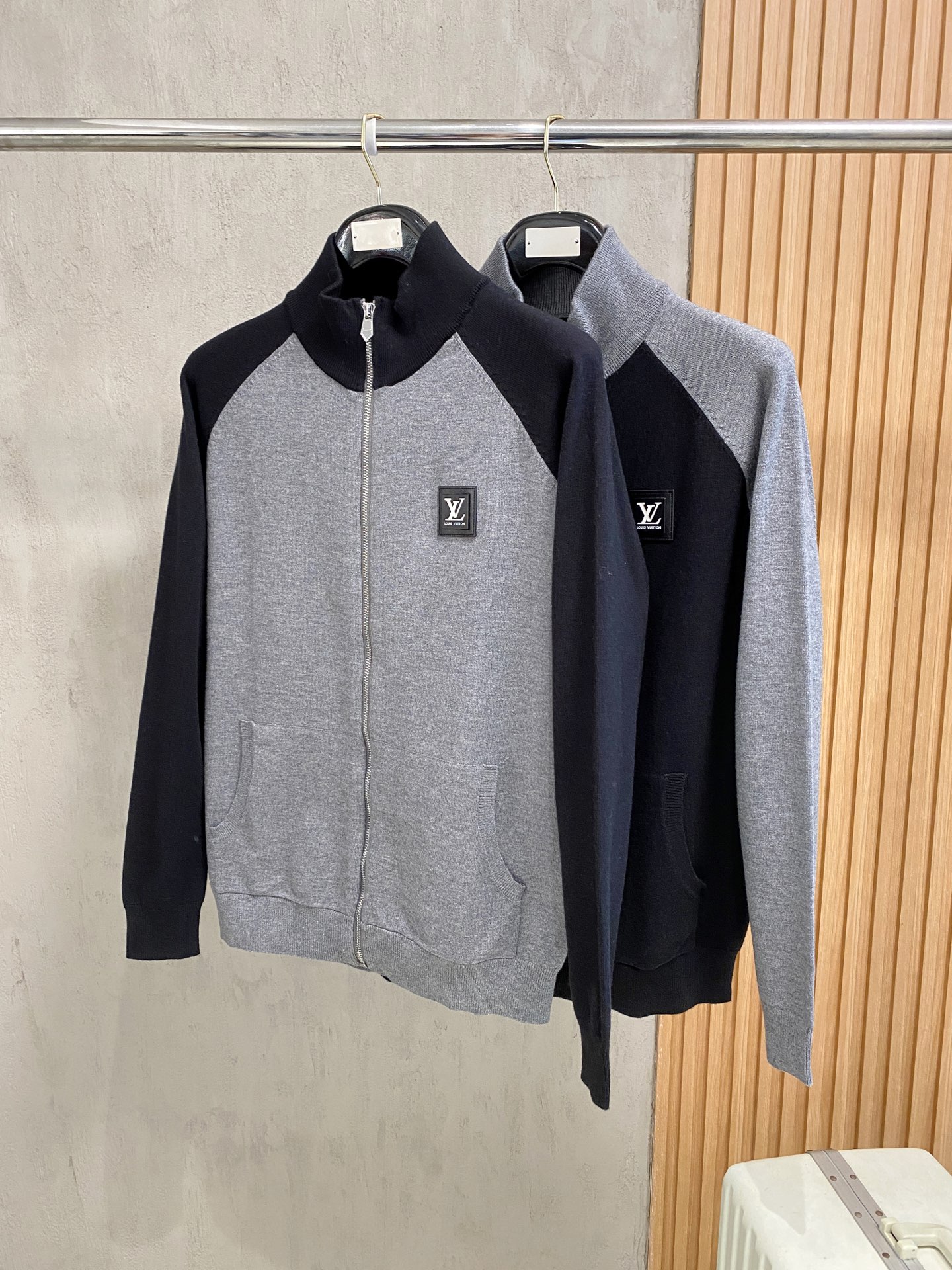 Lv 2025新品羊毛衣外套 具有手感细腻柔软，可直接与肌肤接触，让暖心的纱线变化出细腻的质感，顶级工艺