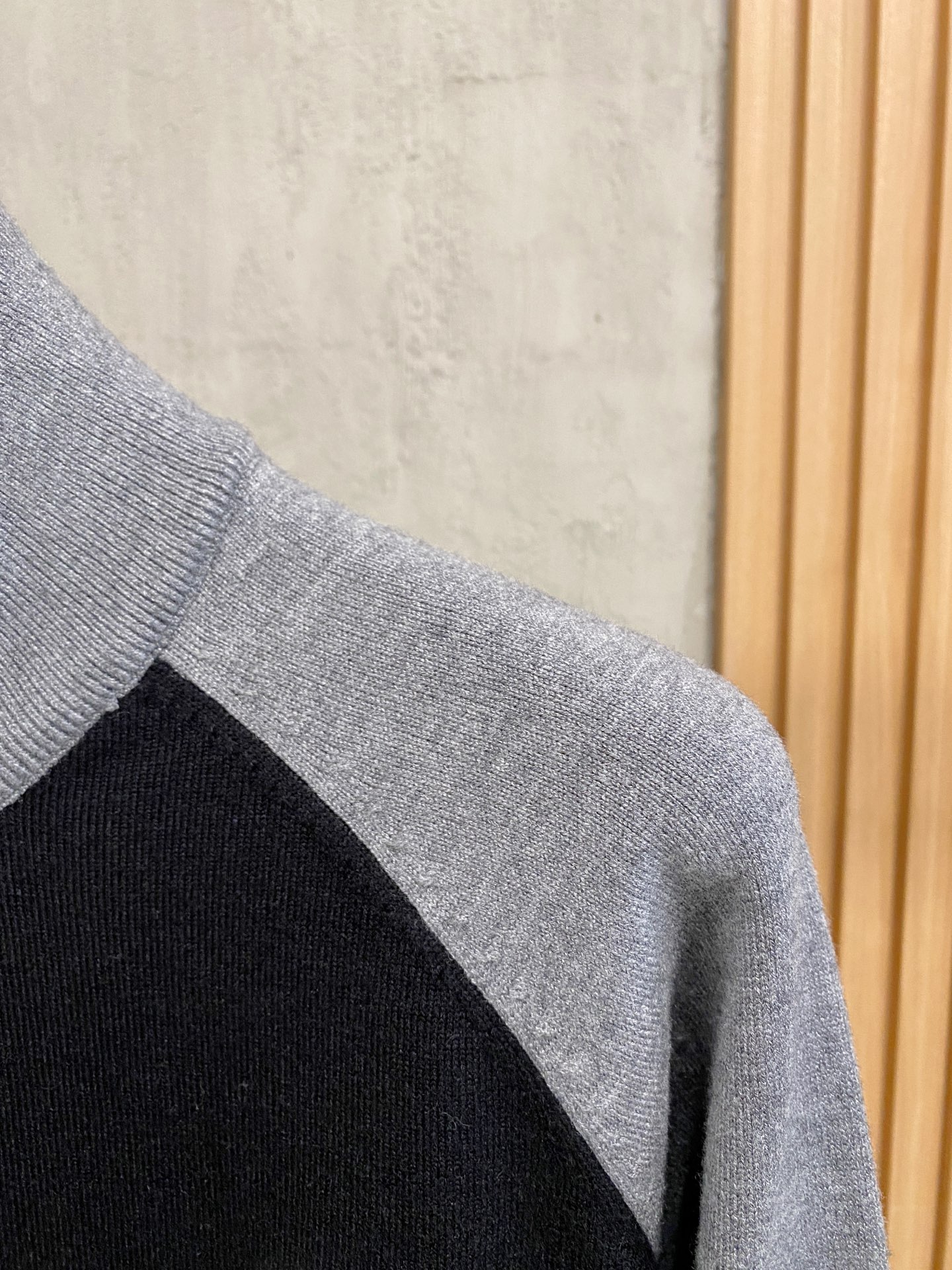 Lv 2025新品羊毛衣外套 具有手感细腻柔软，可直接与肌肤接触，让暖心的纱线变化出细腻的质感，顶级工艺