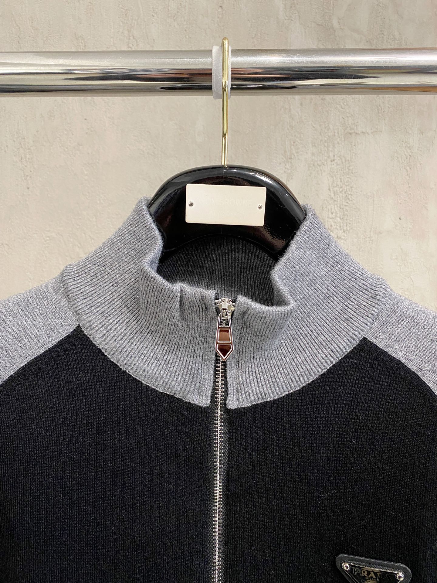 普拉达 2025新品羊毛衣外套 具有手感细腻柔软，可直接与肌肤接触，让暖心的纱线变化出细腻的质感，顶级工