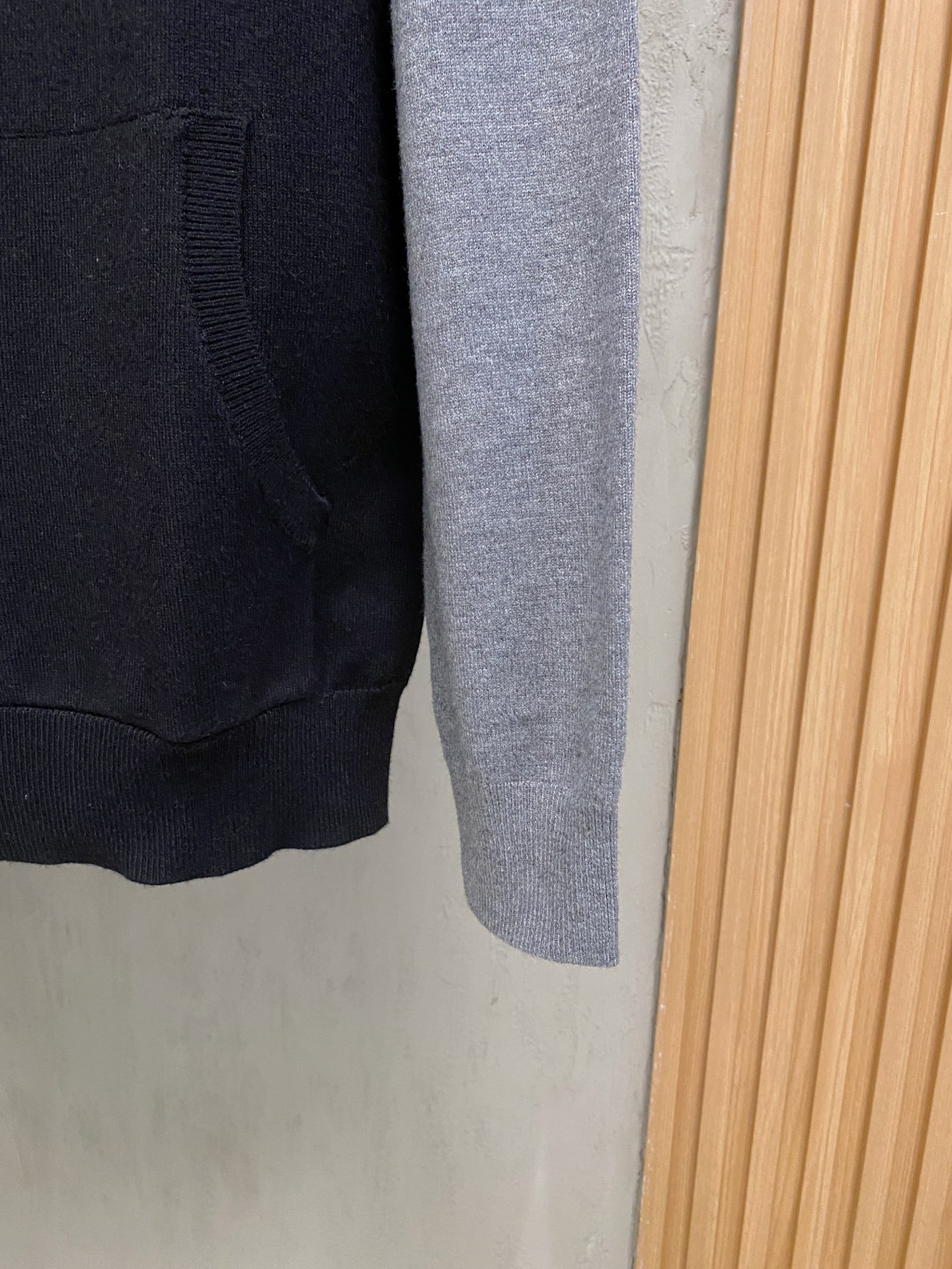 普拉达 2025新品羊毛衣外套 具有手感细腻柔软，可直接与肌肤接触，让暖心的纱线变化出细腻的质感，顶级工