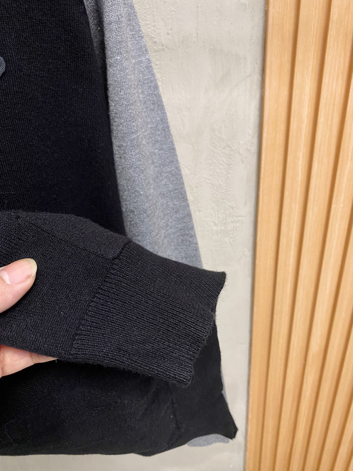 普拉达 2025新品羊毛衣外套 具有手感细腻柔软，可直接与肌肤接触，让暖心的纱线变化出细腻的质感，顶级工