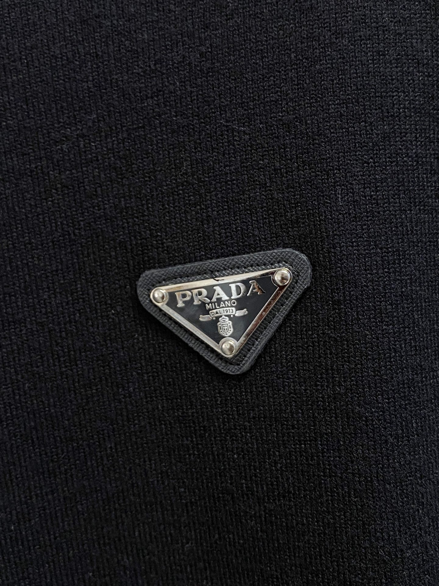 普拉达 2025新品羊毛衣外套 具有手感细腻柔软，可直接与肌肤接触，让暖心的纱线变化出细腻的质感，顶级工