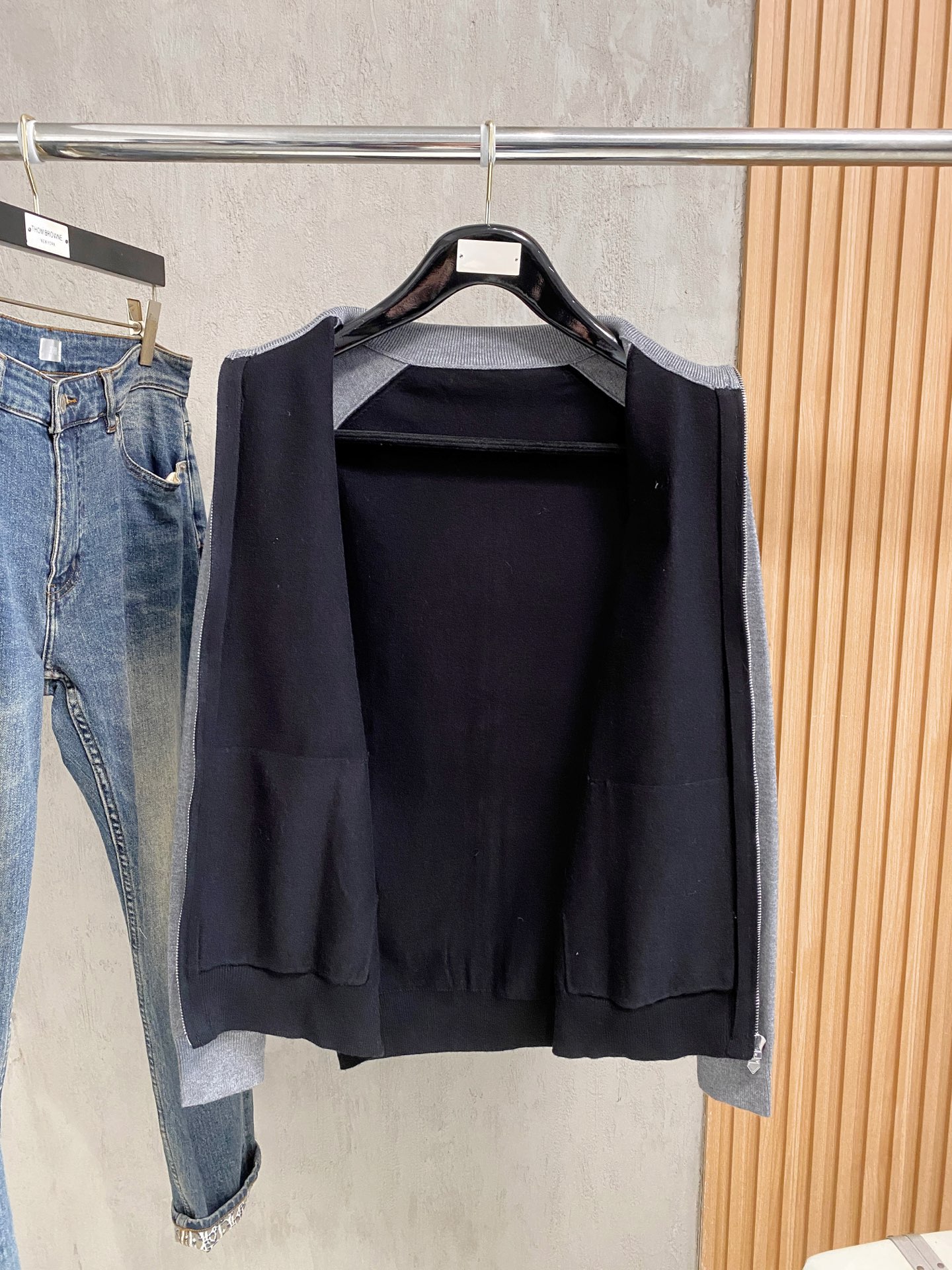 普拉达 2025新品羊毛衣外套 具有手感细腻柔软，可直接与肌肤接触，让暖心的纱线变化出细腻的质感，顶级工