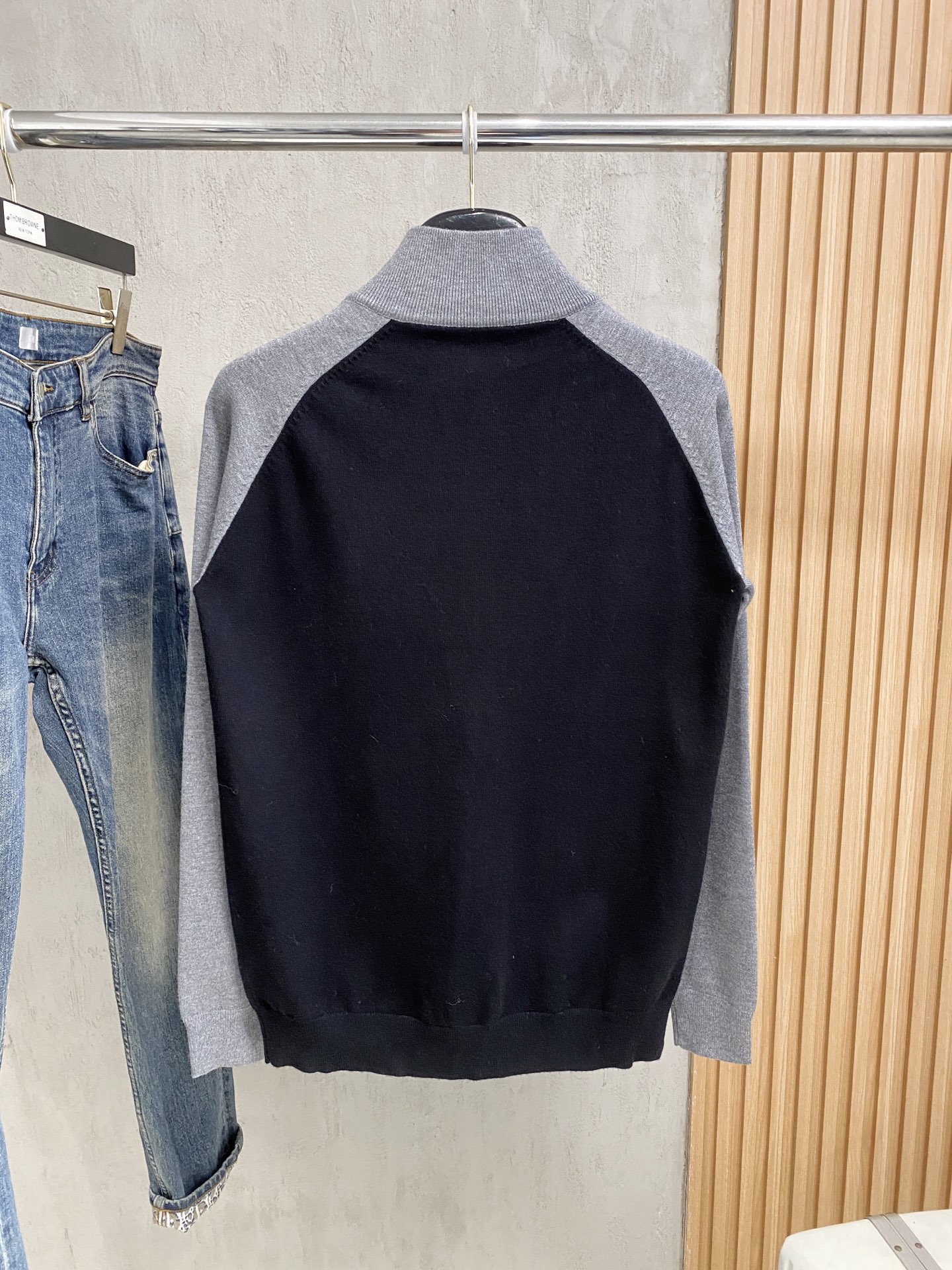 普拉达 2025新品羊毛衣外套 具有手感细腻柔软，可直接与肌肤接触，让暖心的纱线变化出细腻的质感，顶级工