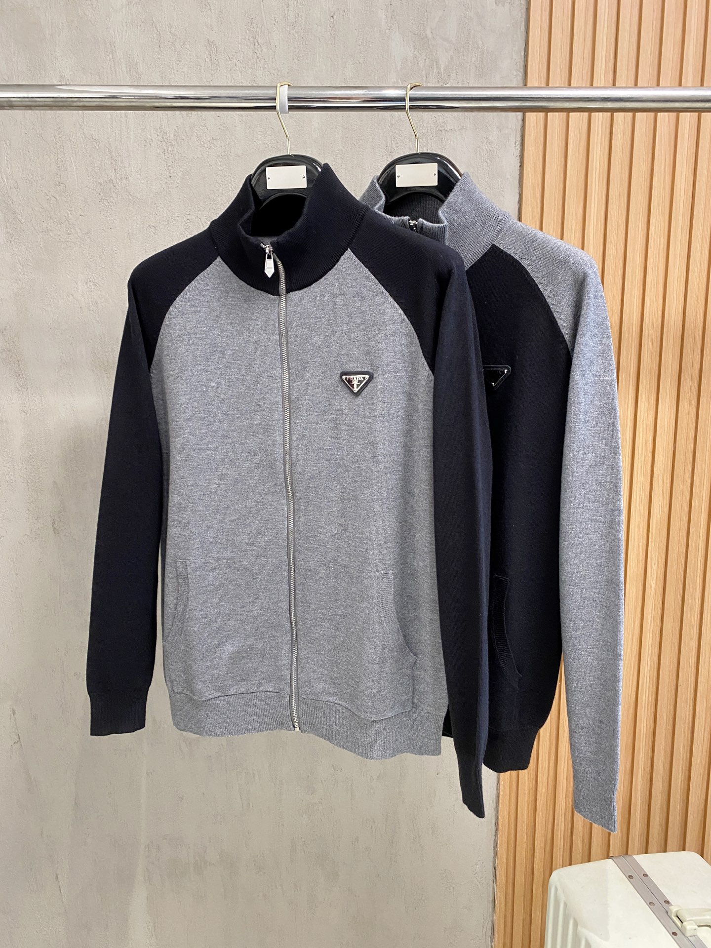 普拉达 2025新品羊毛衣外套 具有手感细腻柔软，可直接与肌肤接触，让暖心的纱线变化出细腻的质感，顶级工