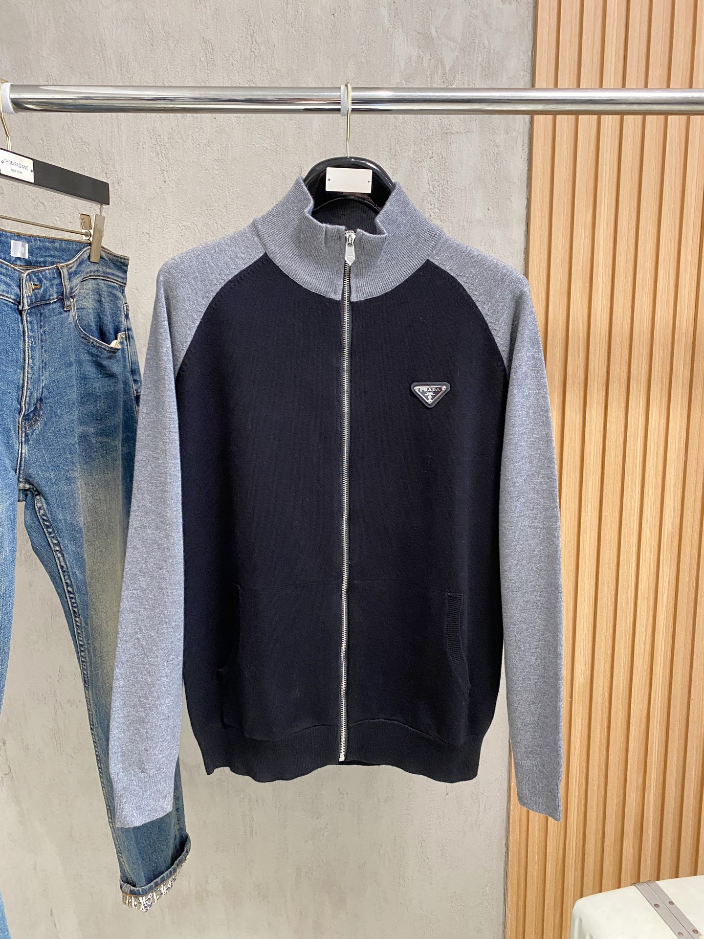 普拉达 2025新品羊毛衣外套 具有手感细腻柔软，可直接与肌肤接触，让暖心的纱线变化出细腻的质感，顶级工