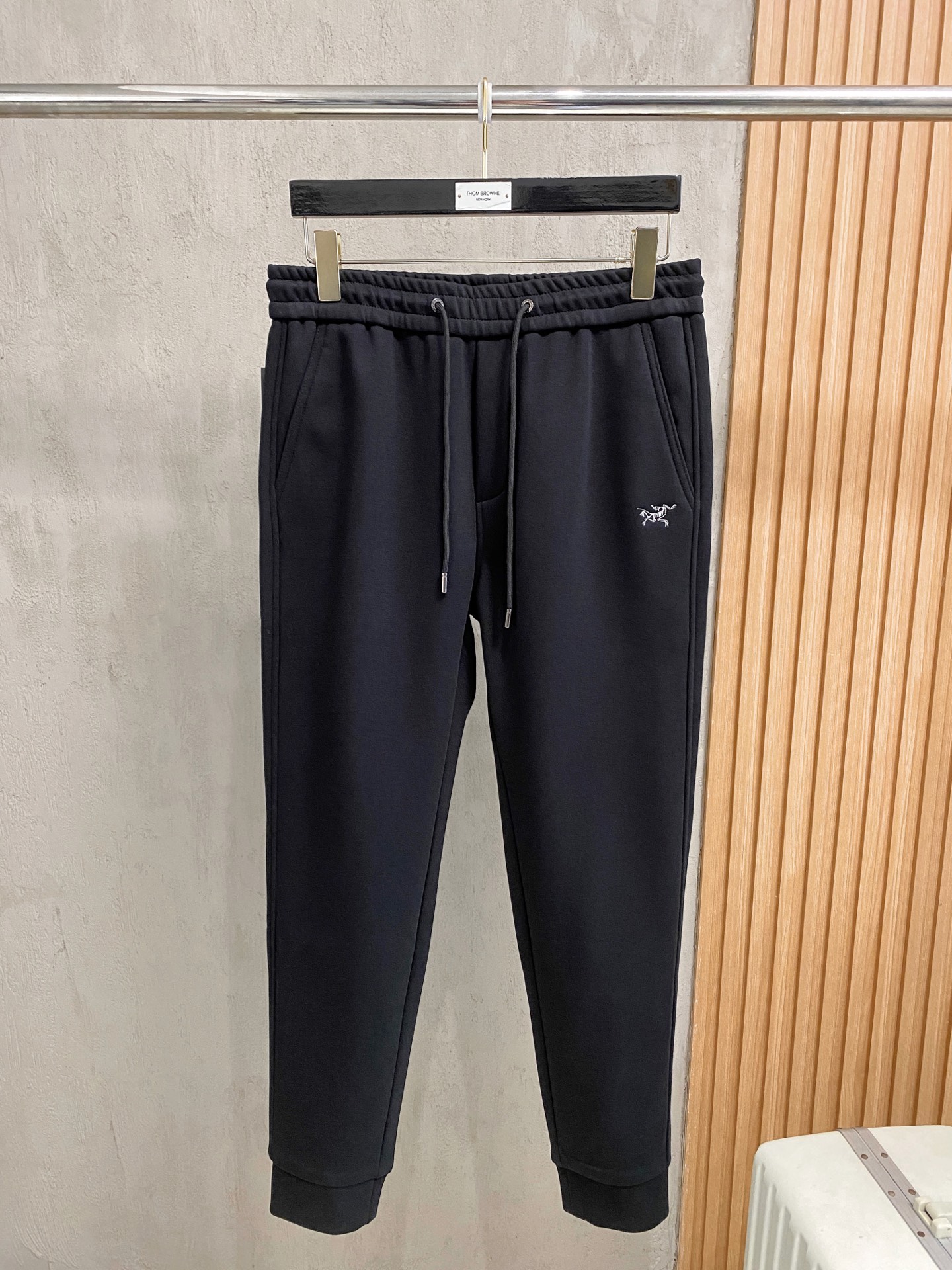 始祖鸟 加绒 【新品】秋冬25ss休闲裤金典再次出现，原单订制高品质时尚休闲裤。超级百搭款。独家定制面料