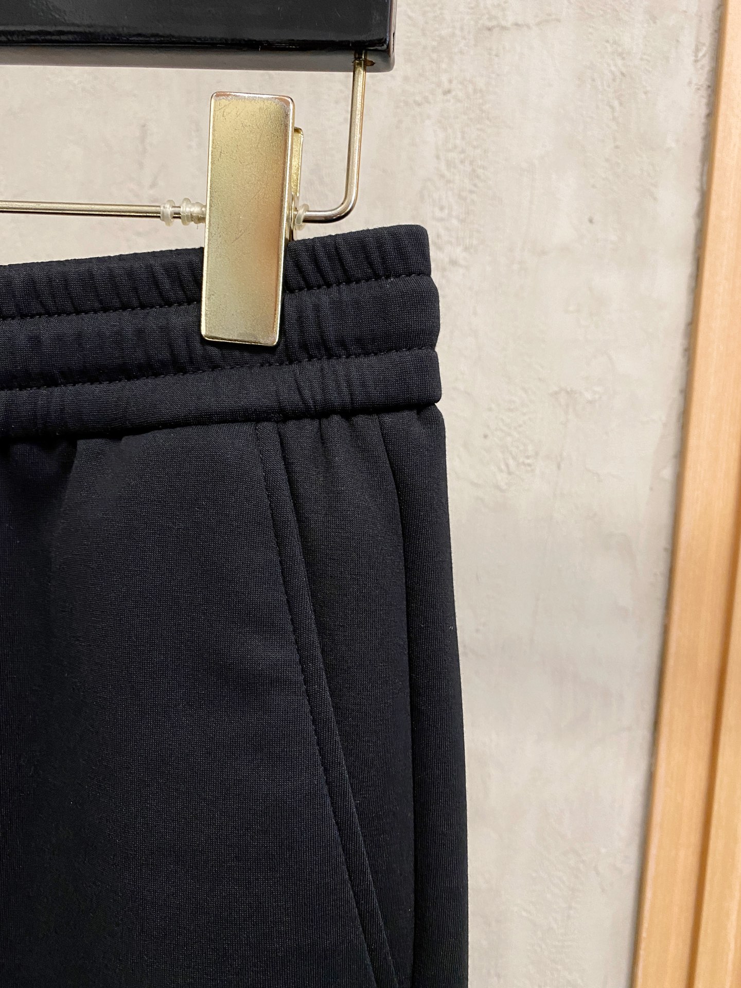 蒙口【新品】秋冬25ss休闲裤金典再次出现，原单订制高品质时尚休闲裤。超级百搭款。独家定制面料，挺阔有型