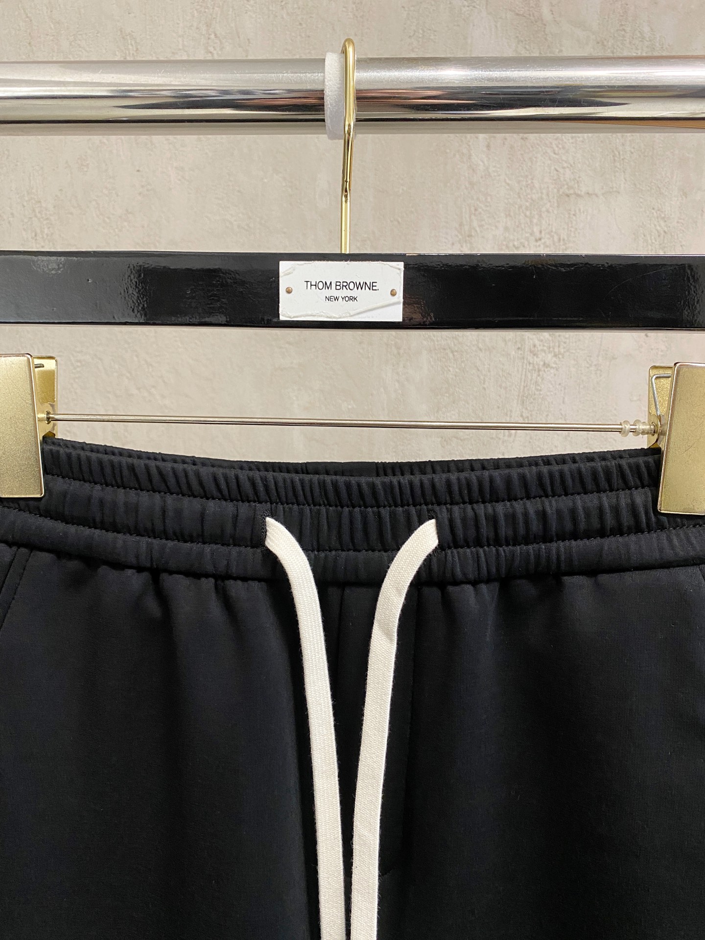 蒙口【新品】秋冬25ss休闲裤金典再次出现，原单订制高品质时尚休闲裤。超级百搭款。独家定制面料，挺阔有型