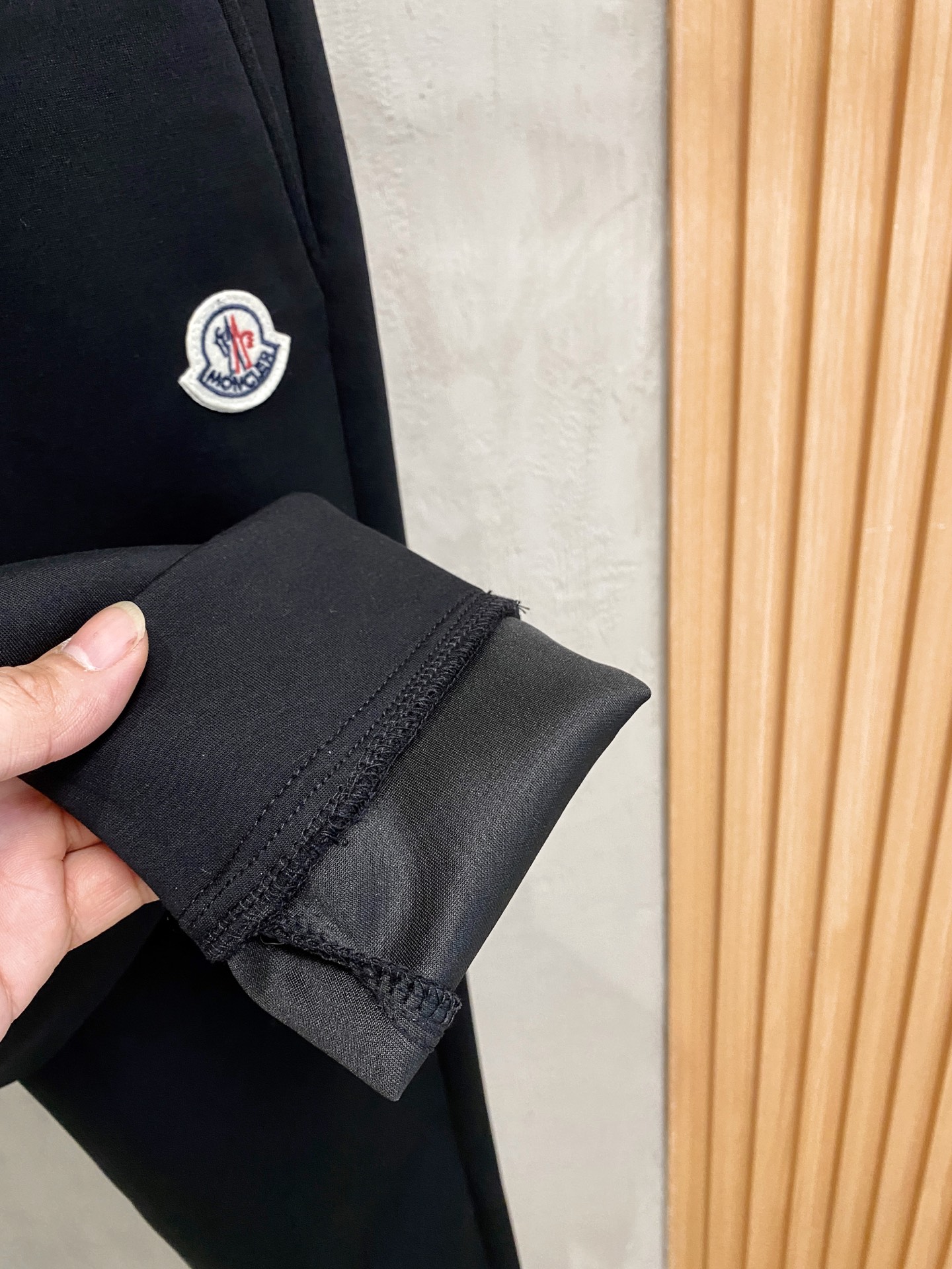 蒙口【新品】秋冬25ss休闲裤金典再次出现，原单订制高品质时尚休闲裤。超级百搭款。独家定制面料，挺阔有型