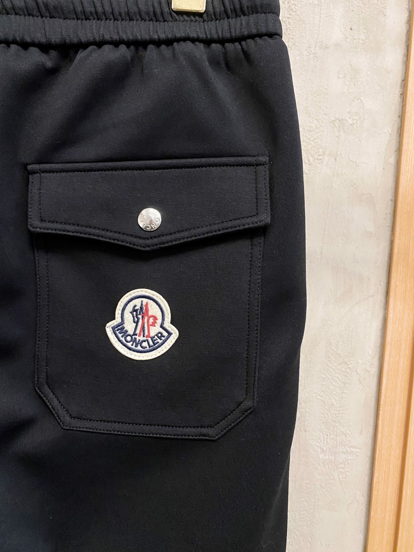 蒙口【新品】秋冬25ss休闲裤金典再次出现，原单订制高品质时尚休闲裤。超级百搭款。独家定制面料，挺阔有型