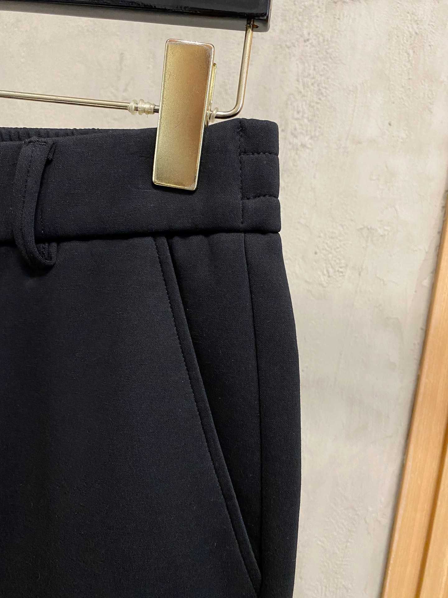 蒙口【新品】秋冬25ss休闲裤金典再次出现，原单订制高品质时尚休闲裤。超级百搭款。独家定制面料，挺阔有型