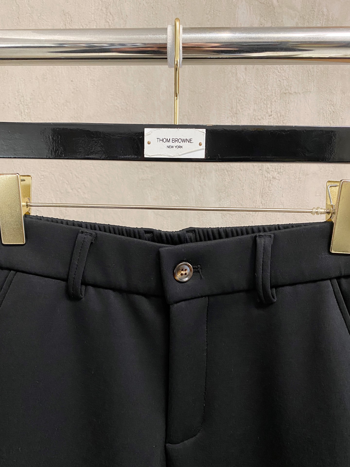 蒙口【新品】秋冬25ss休闲裤金典再次出现，原单订制高品质时尚休闲裤。超级百搭款。独家定制面料，挺阔有型