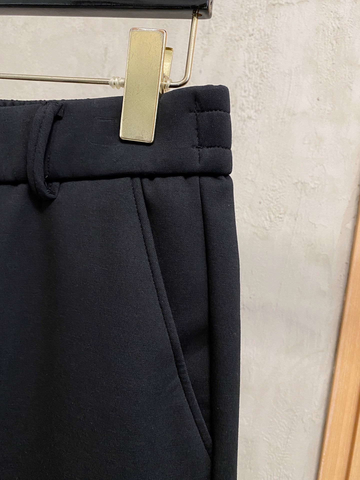 普拉达 【新品】秋冬25ss休闲裤金典再次出现，原单订制高品质时尚休闲裤。超级百搭款。独家定制面料，挺阔