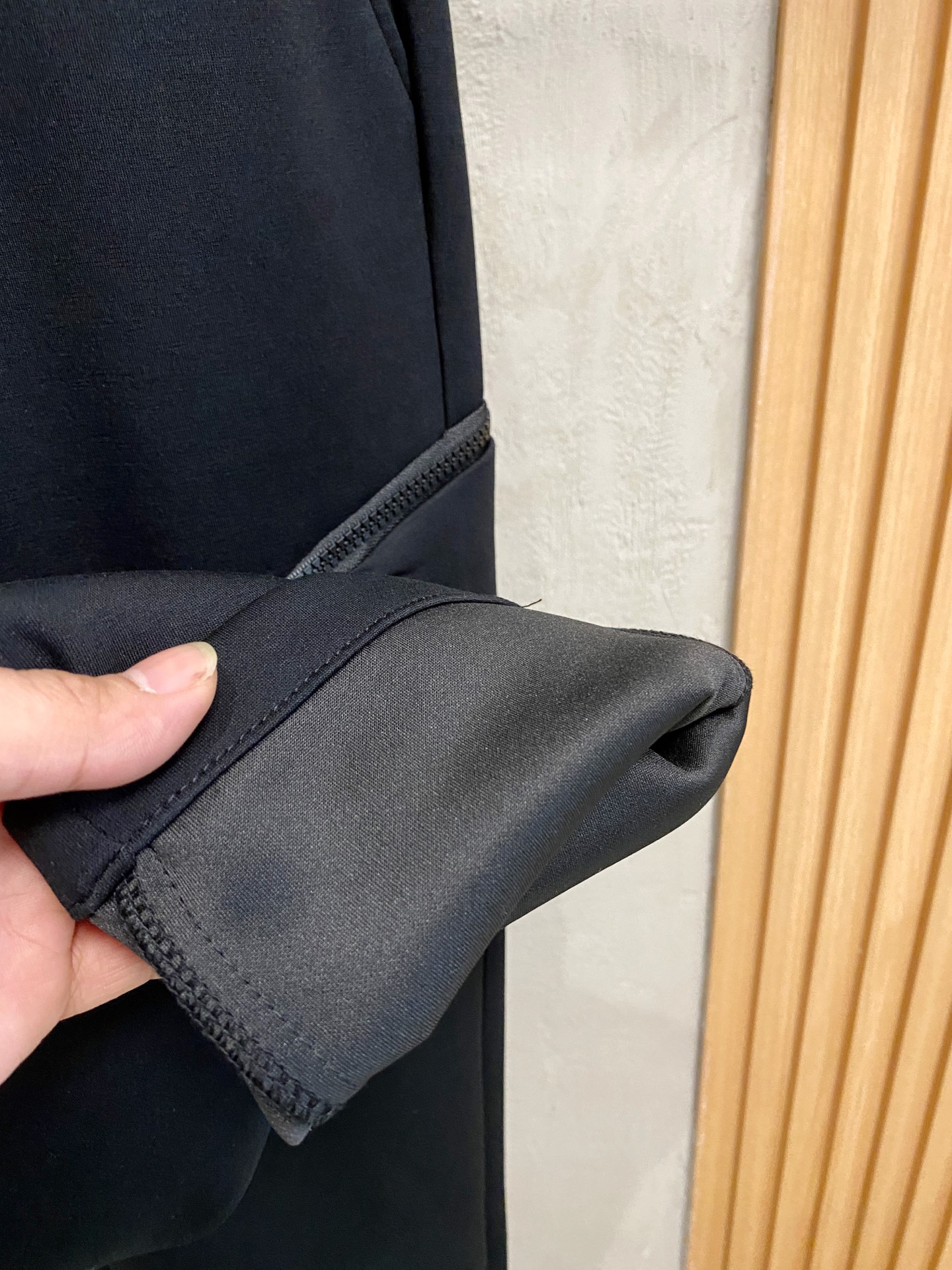 普拉达 【新品】秋冬25ss休闲裤金典再次出现，原单订制高品质时尚休闲裤。超级百搭款。独家定制面料，挺阔