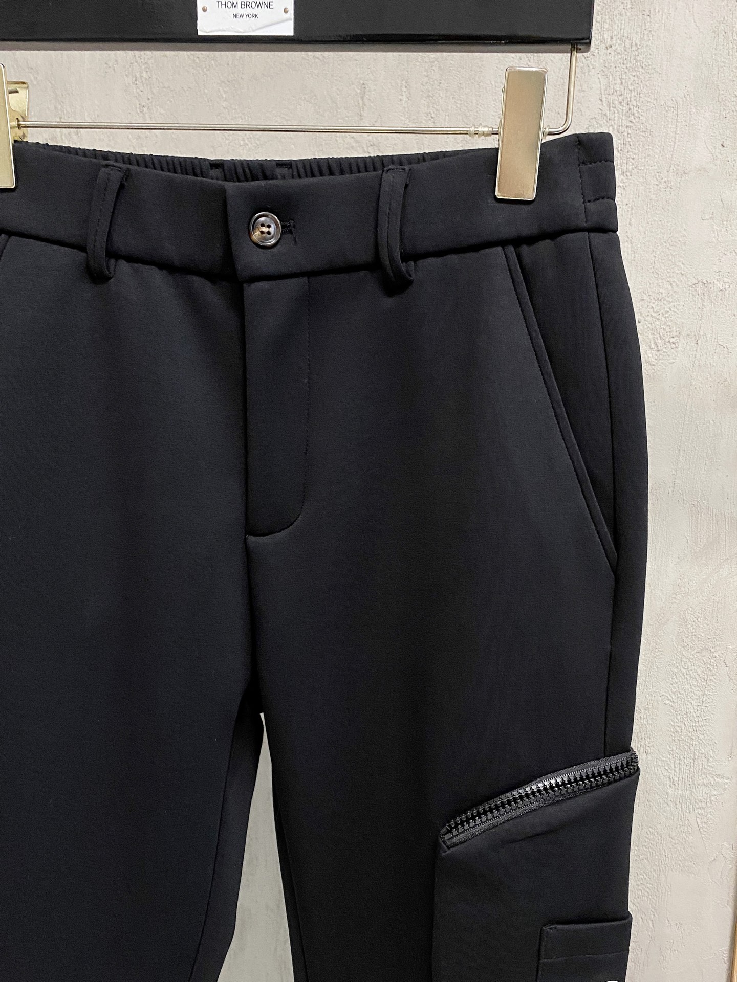 普拉达 【新品】秋冬25ss休闲裤金典再次出现，原单订制高品质时尚休闲裤。超级百搭款。独家定制面料，挺阔