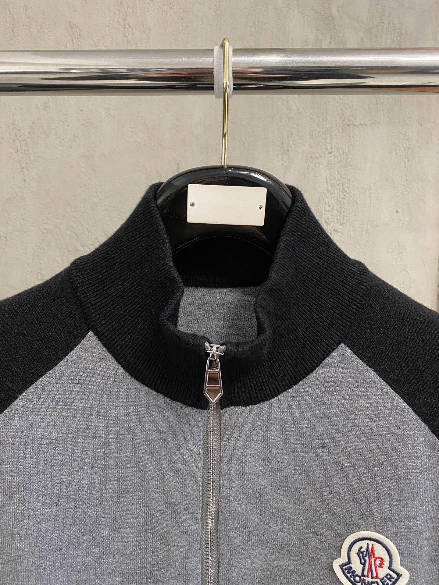 蒙口 2025新品羊毛衣外套 具有手感细腻柔软，可直接与肌肤接触，让暖心的纱线变化出细腻的质感，顶级工艺