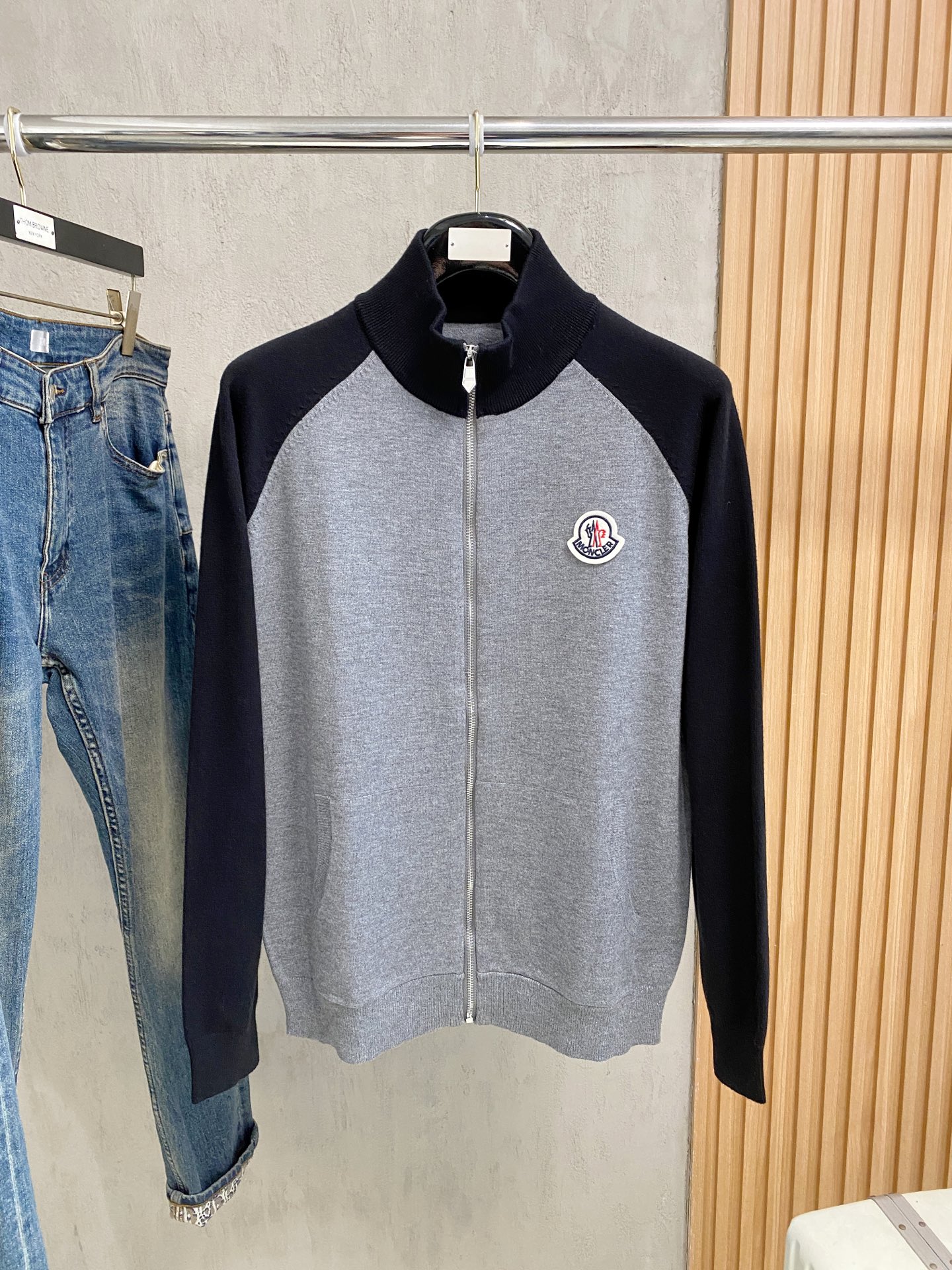 蒙口 2025新品羊毛衣外套 具有手感细腻柔软，可直接与肌肤接触，让暖心的纱线变化出细腻的质感，顶级工艺