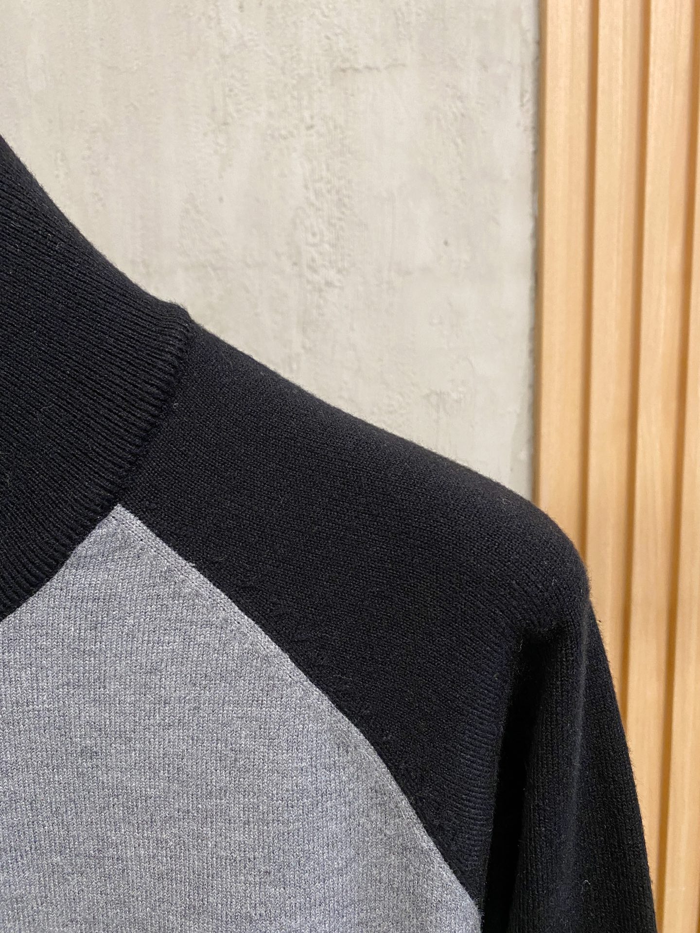 巴宝莉 2025新品羊毛衣外套 具有手感细腻柔软，可直接与肌肤接触，让暖心的纱线变化出细腻的质感，顶级工