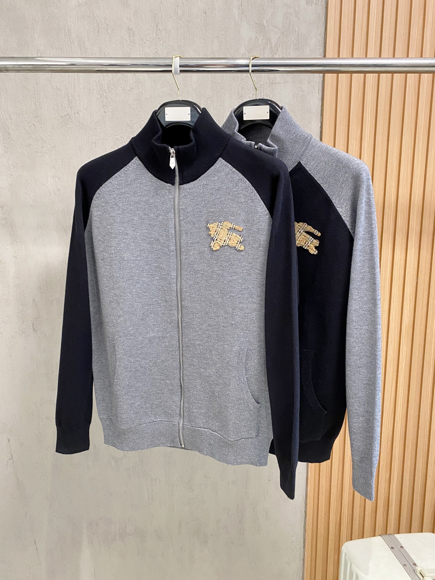 巴宝莉 2025新品羊毛衣外套 具有手感细腻柔软，可直接与肌肤接触，让暖心的纱线变化出细腻的质感，顶级工