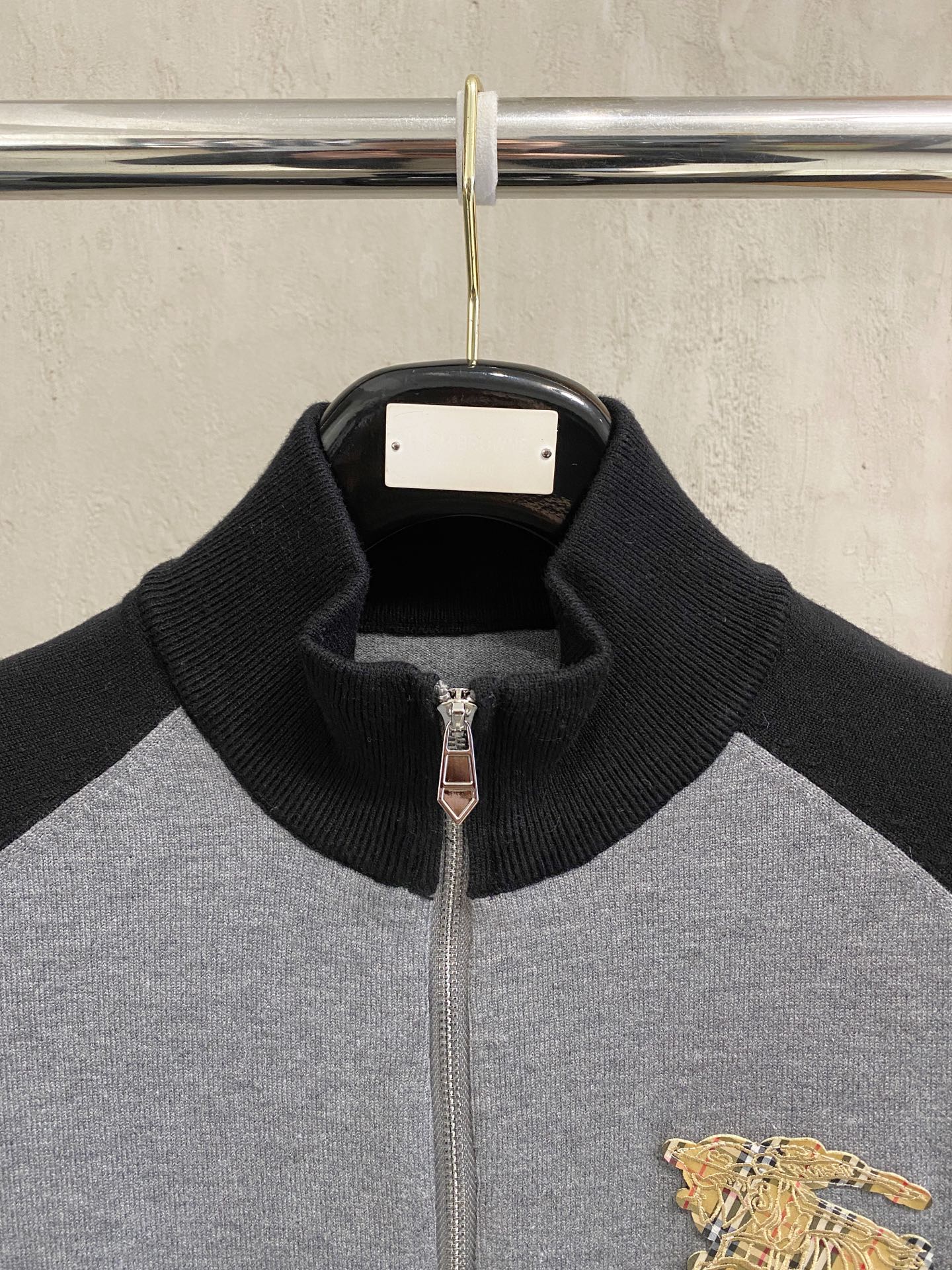 巴宝莉 2025新品羊毛衣外套 具有手感细腻柔软，可直接与肌肤接触，让暖心的纱线变化出细腻的质感，顶级工