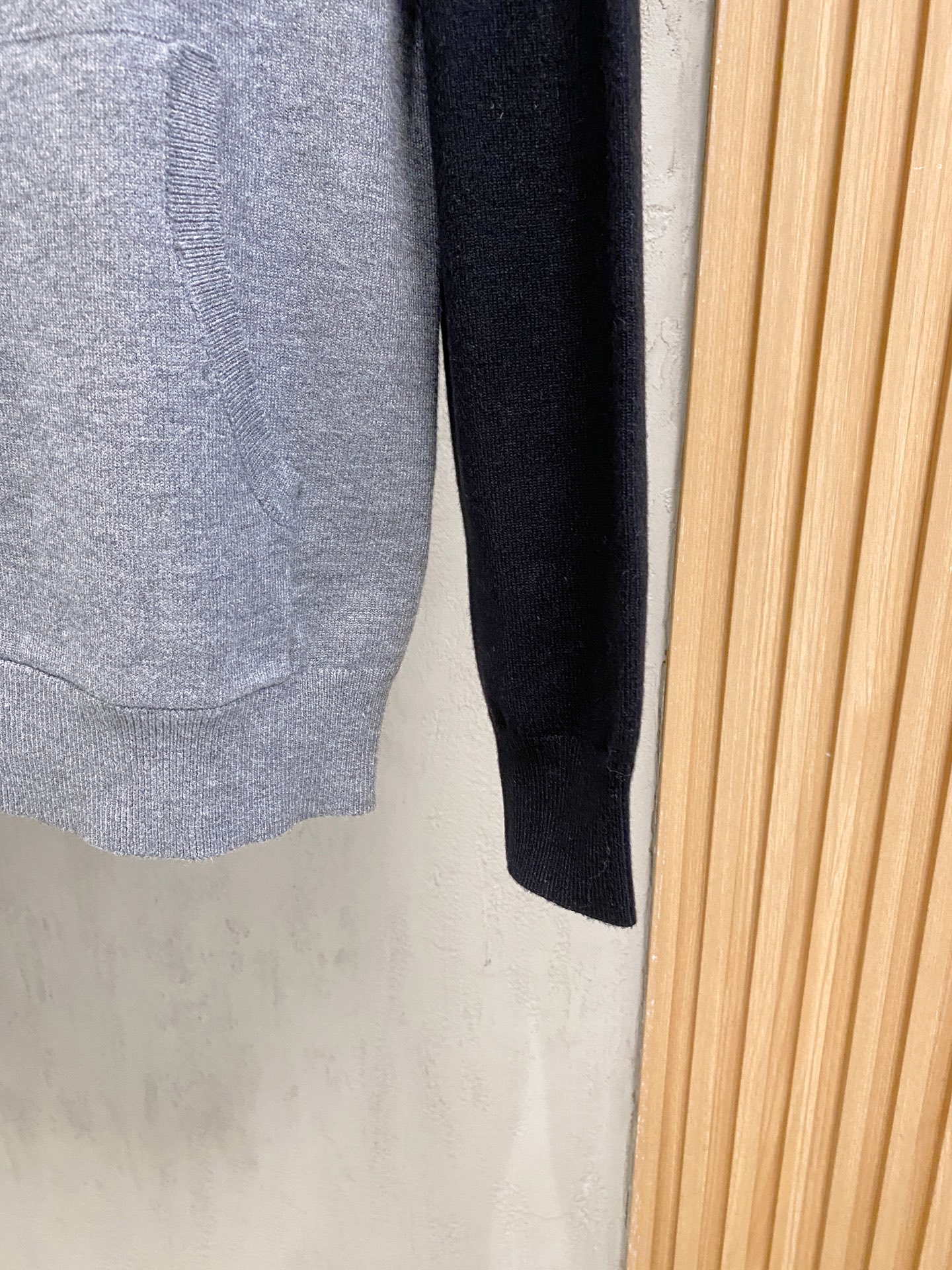 巴宝莉 2025新品羊毛衣外套 具有手感细腻柔软，可直接与肌肤接触，让暖心的纱线变化出细腻的质感，顶级工