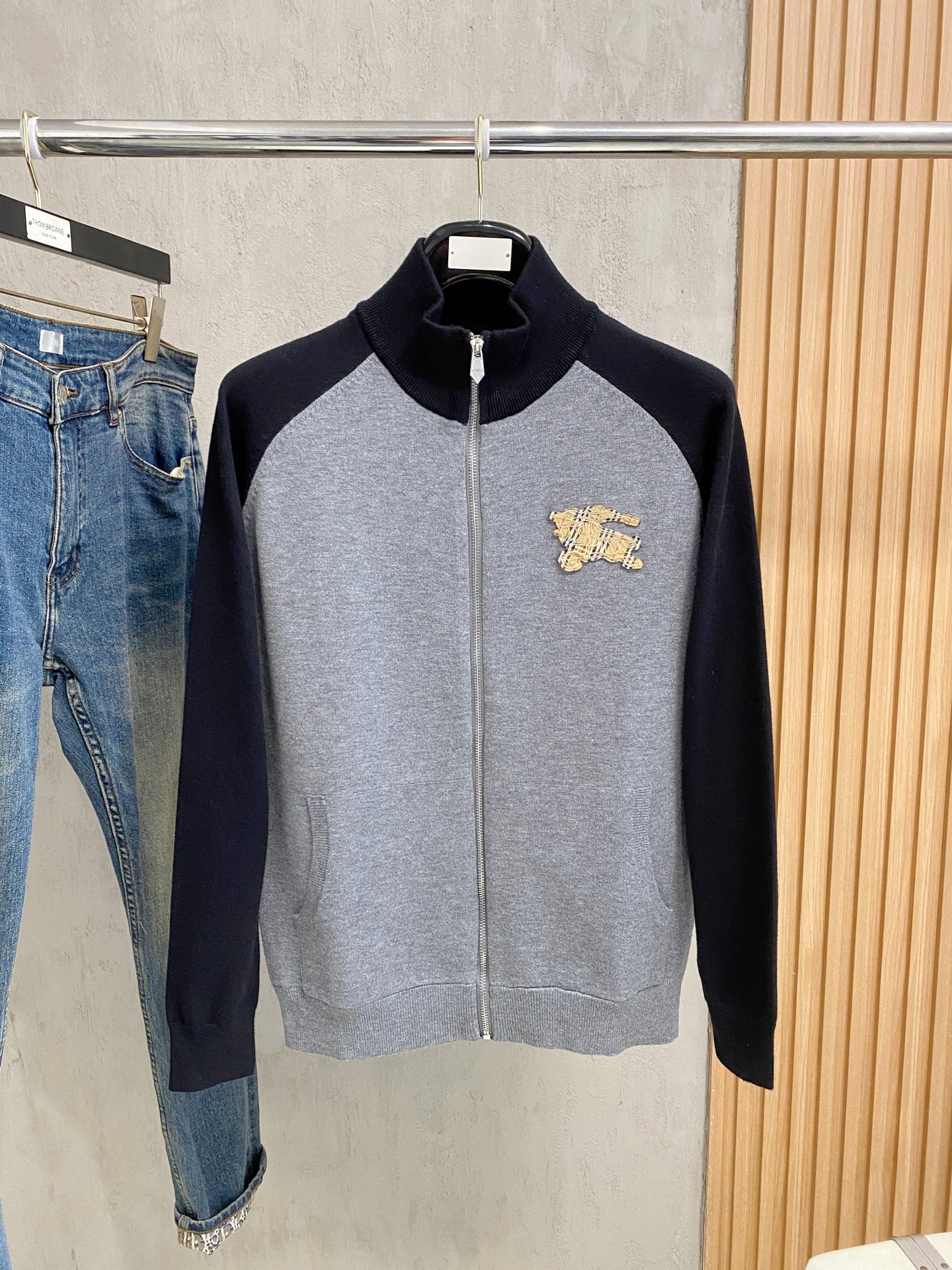 巴宝莉 2025新品羊毛衣外套 具有手感细腻柔软，可直接与肌肤接触，让暖心的纱线变化出细腻的质感，顶级工