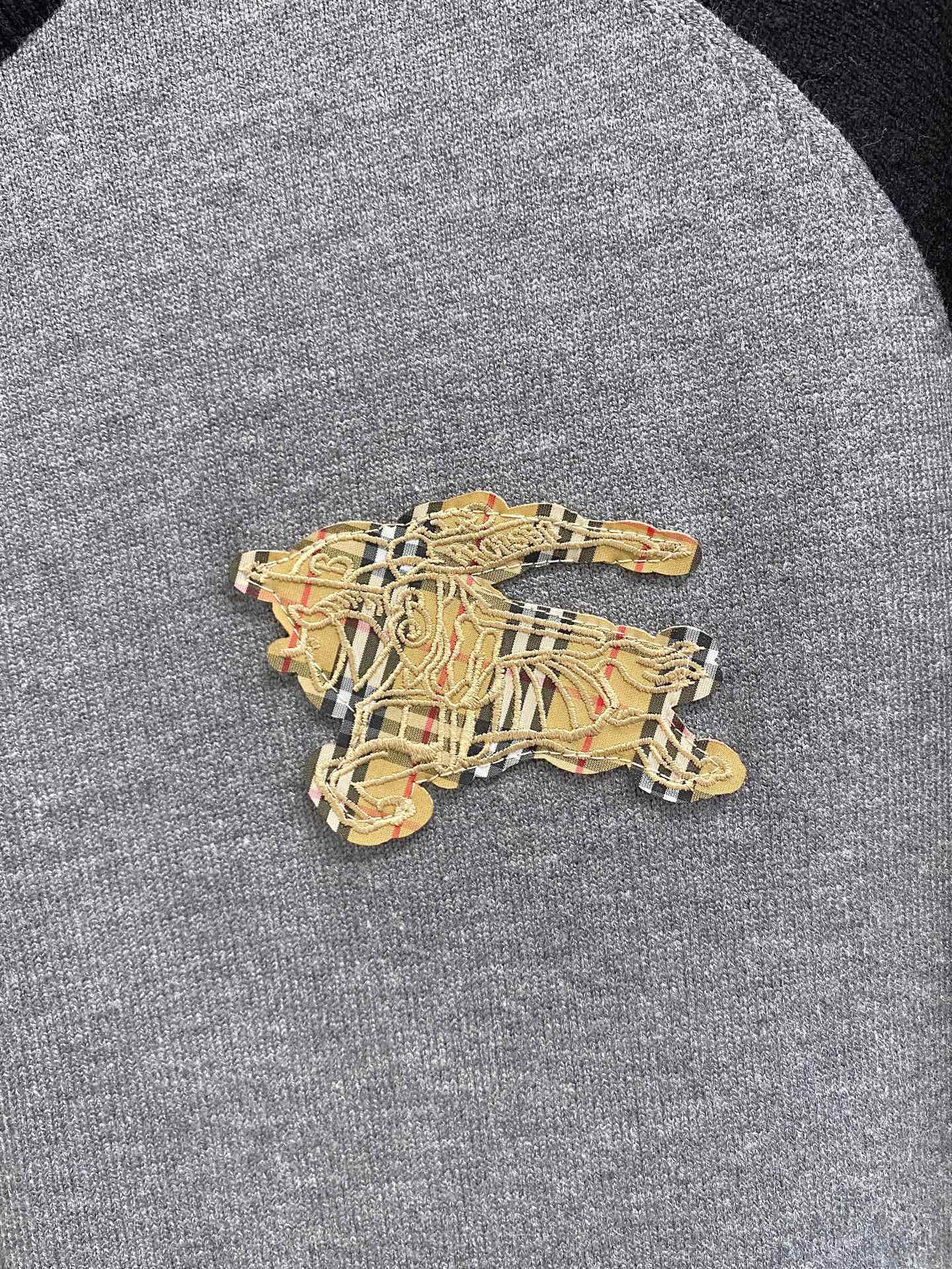 巴宝莉 2025新品羊毛衣外套 具有手感细腻柔软，可直接与肌肤接触，让暖心的纱线变化出细腻的质感，顶级工