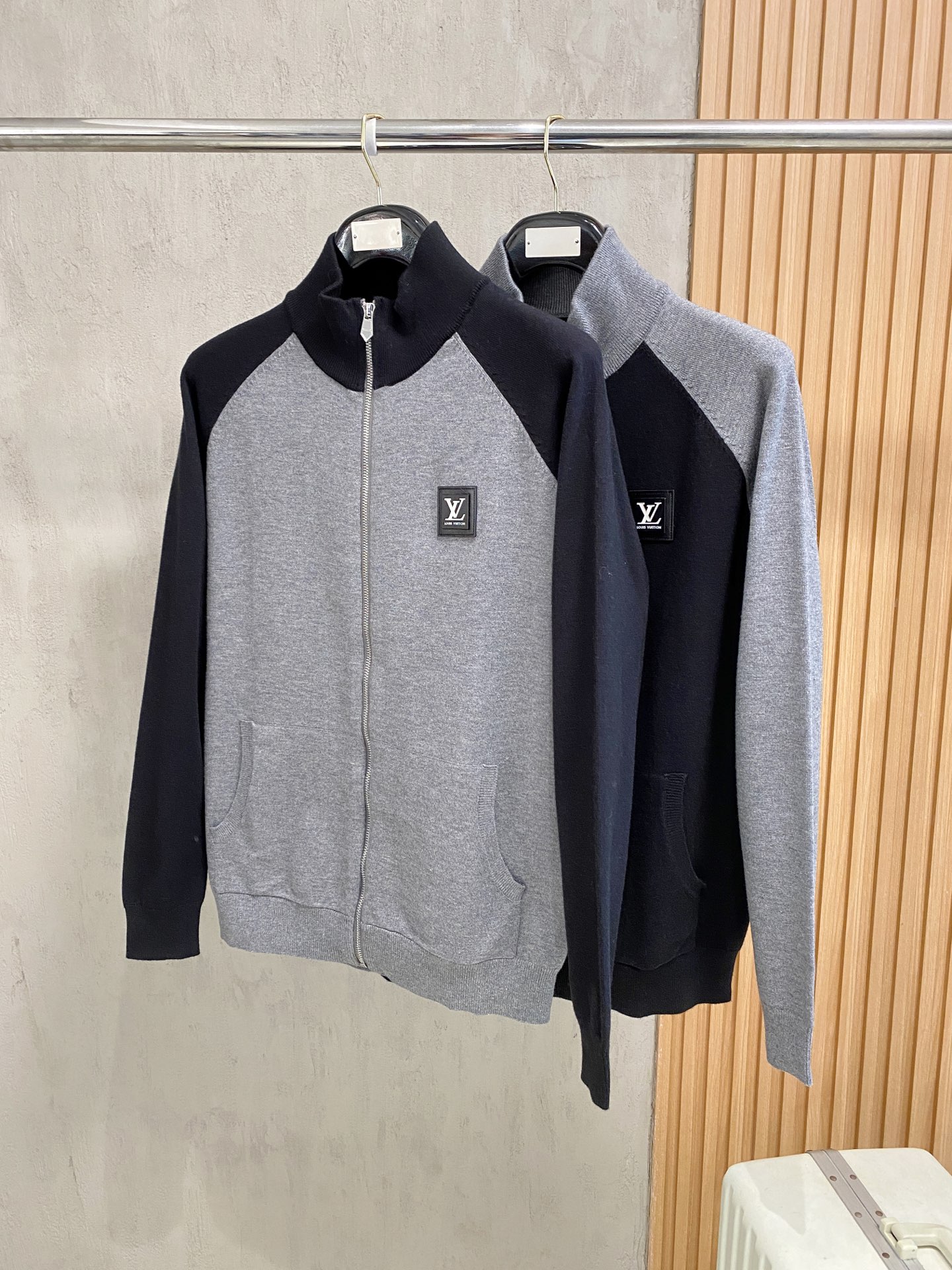 Lv 2025新品羊毛衣外套 具有手感细腻柔软，可直接与肌肤接触，让暖心的纱线变化出细腻的质感，顶级工艺