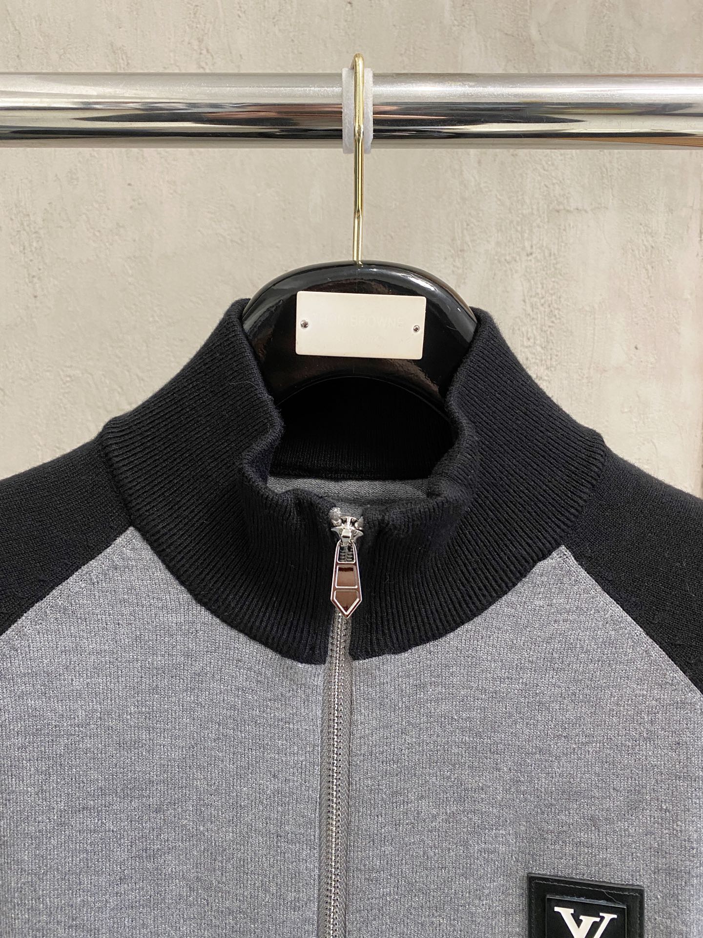 Lv 2025新品羊毛衣外套 具有手感细腻柔软，可直接与肌肤接触，让暖心的纱线变化出细腻的质感，顶级工艺