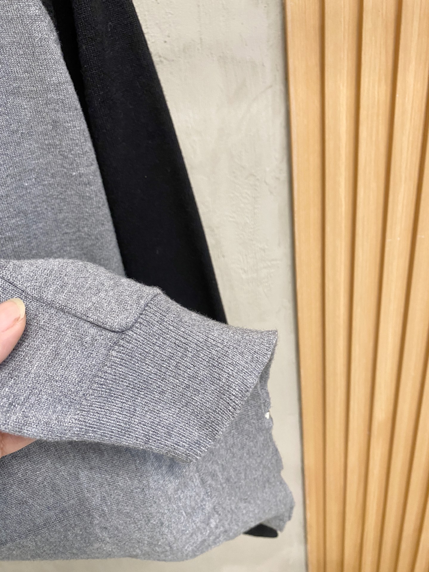 Lv 2025新品羊毛衣外套 具有手感细腻柔软，可直接与肌肤接触，让暖心的纱线变化出细腻的质感，顶级工艺