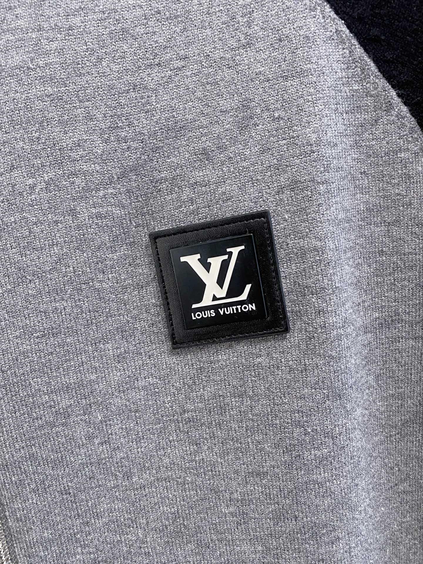 Lv 2025新品羊毛衣外套 具有手感细腻柔软，可直接与肌肤接触，让暖心的纱线变化出细腻的质感，顶级工艺