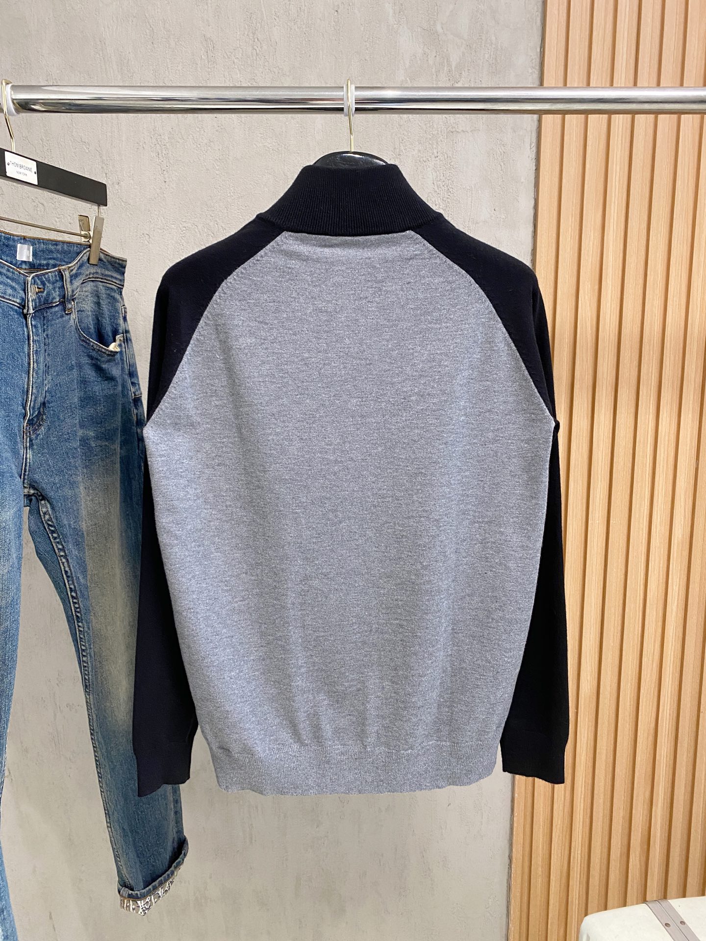 Lv 2025新品羊毛衣外套 具有手感细腻柔软，可直接与肌肤接触，让暖心的纱线变化出细腻的质感，顶级工艺