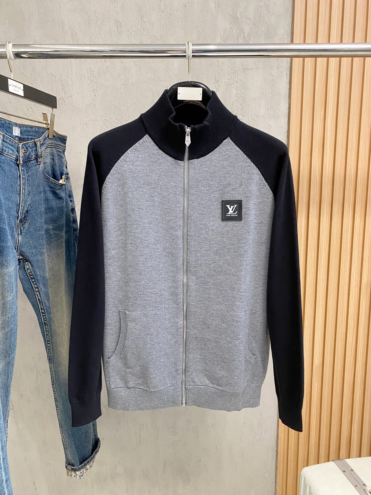 Lv 2025新品羊毛衣外套 具有手感细腻柔软，可直接与肌肤接触，让暖心的纱线变化出细腻的质感，顶级工艺