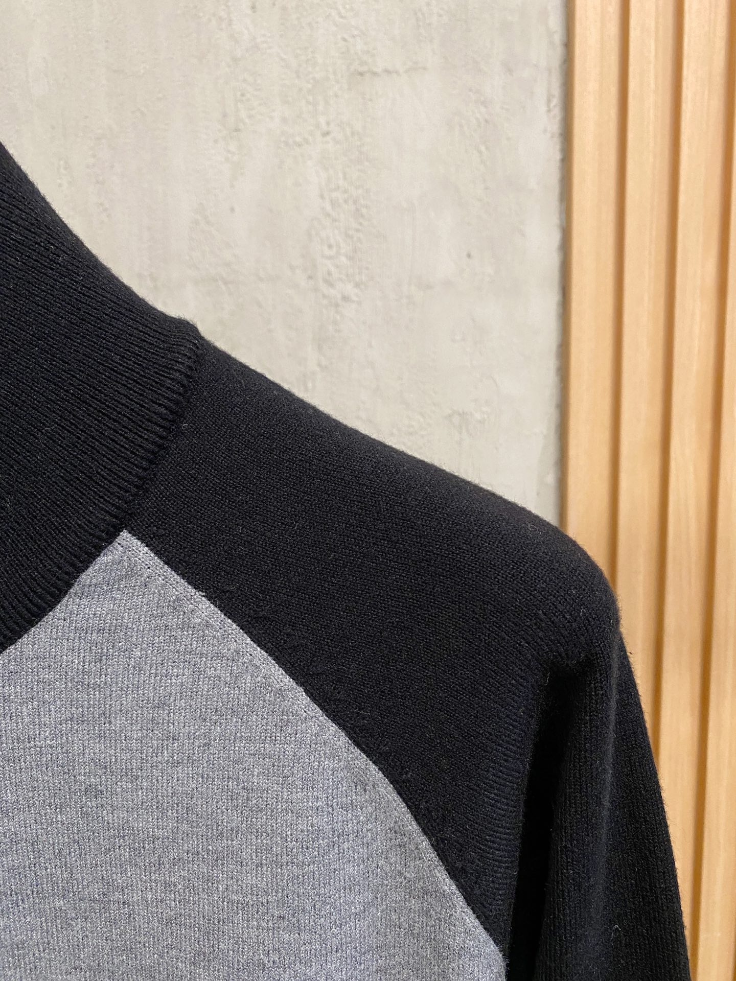 普拉达 2025新品羊毛衣外套 具有手感细腻柔软，可直接与肌肤接触，让暖心的纱线变化出细腻的质感，顶级工